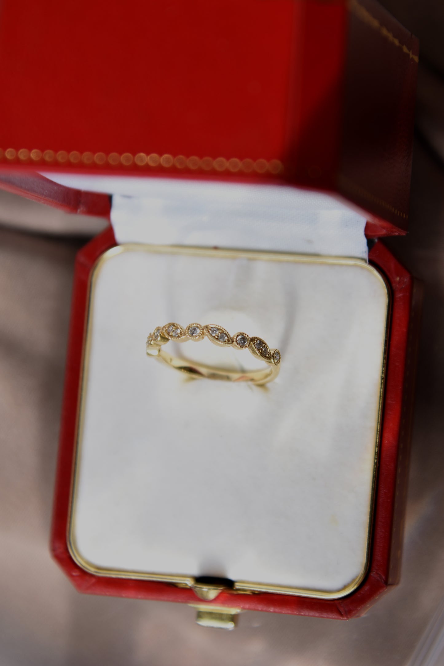 Anillo medio cintillo, oro amarillo y brillantes