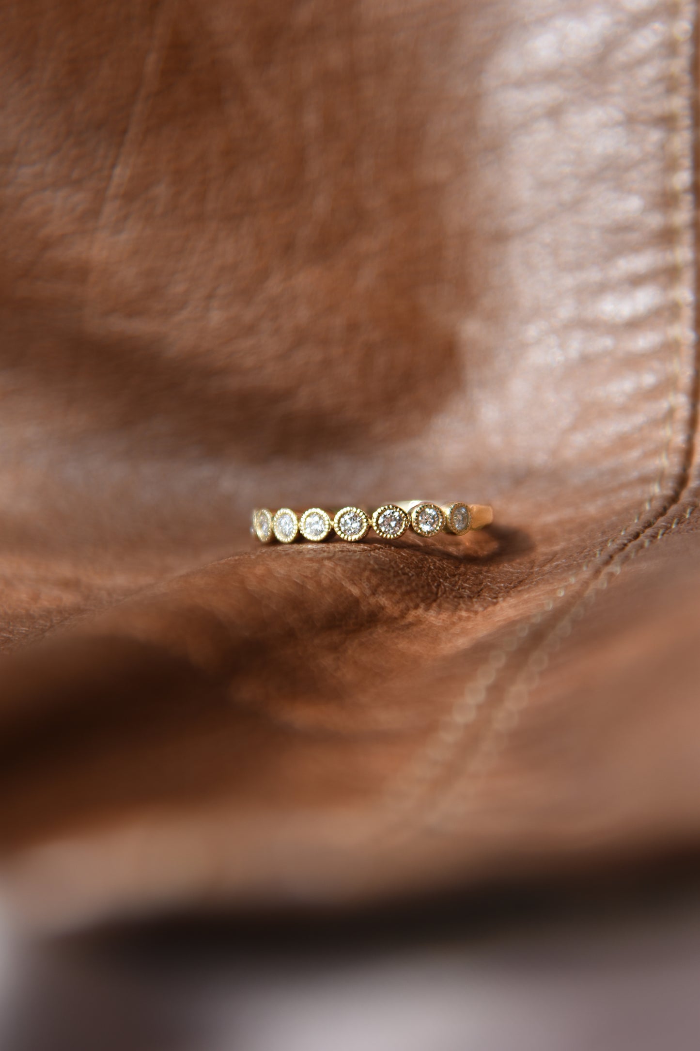 Anillo medio cintillo, oro amarillo y brillantes