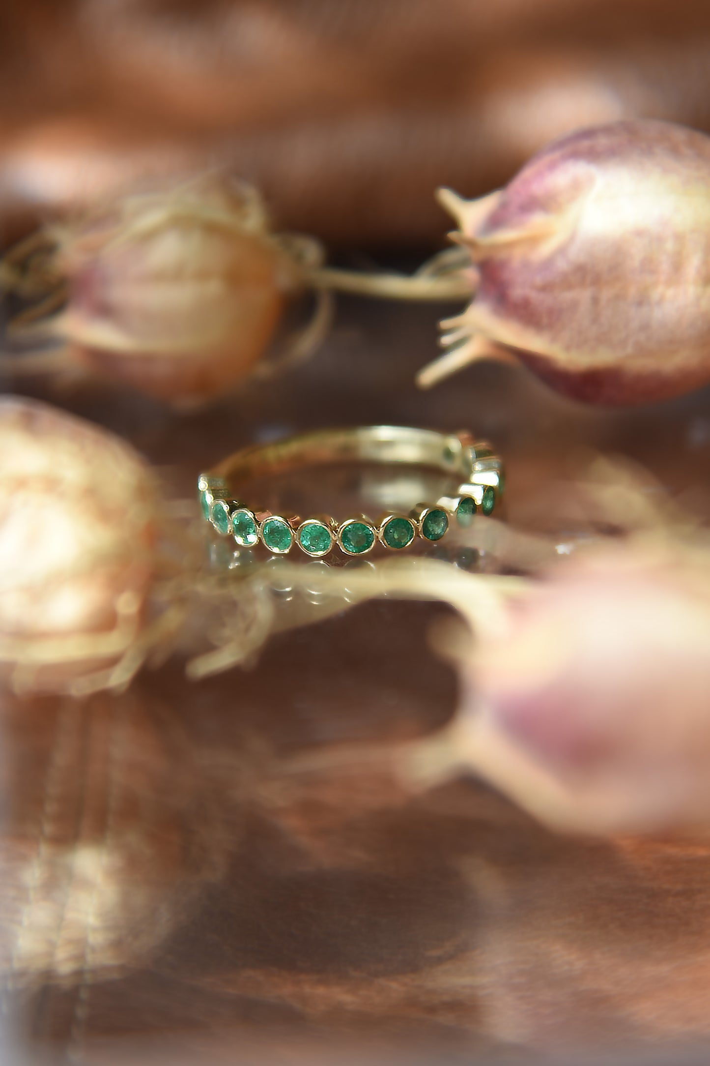 Anillo medio cintillo, oro amarillo y esmeraldas