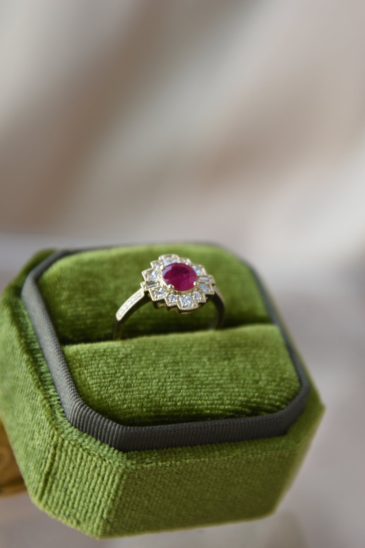 Anillo a pedido, hecho a mano, oro amarillo, rubí y brillantes