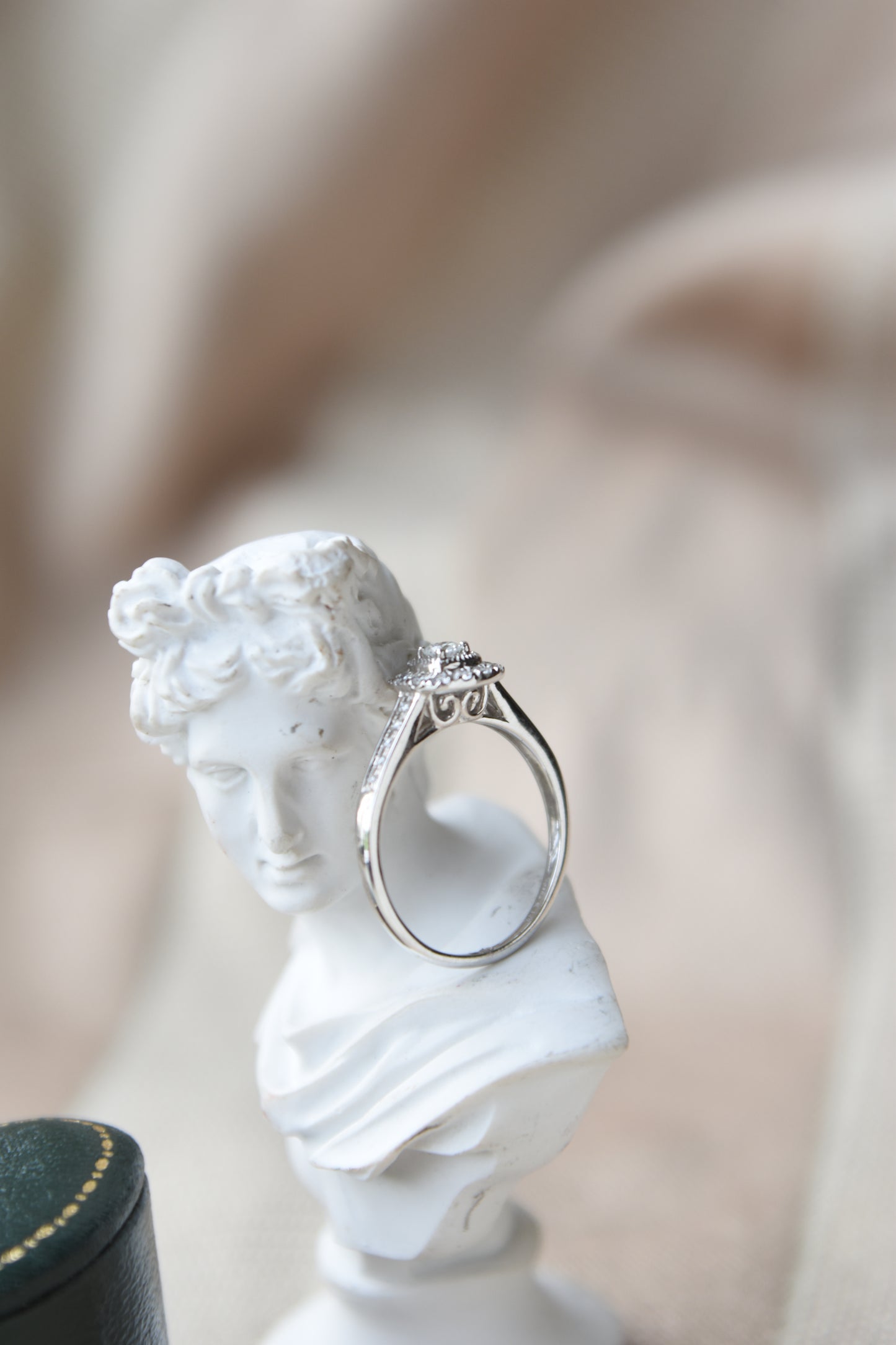 Anillo modelo halo cuadrado, oro blanco con baño de rodio y brillantes