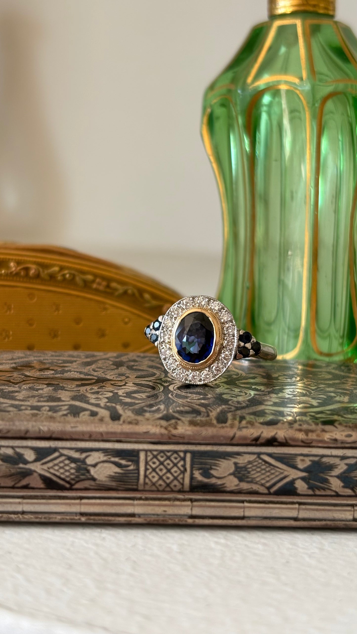 Anillo a pedido, hecho a mano, platino, oro amarillo zafiro y brillantes