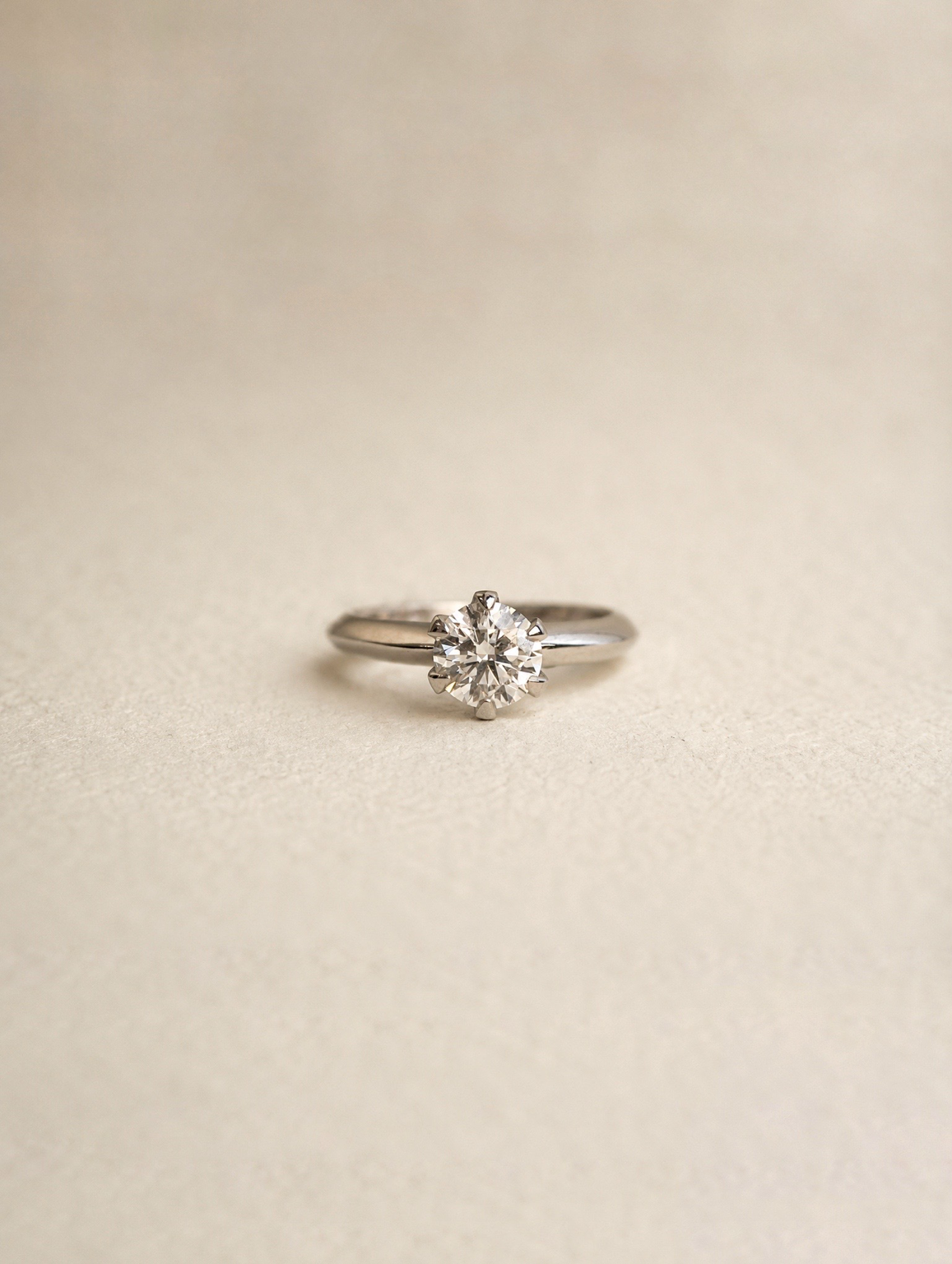 Anillo solitario oro blanco