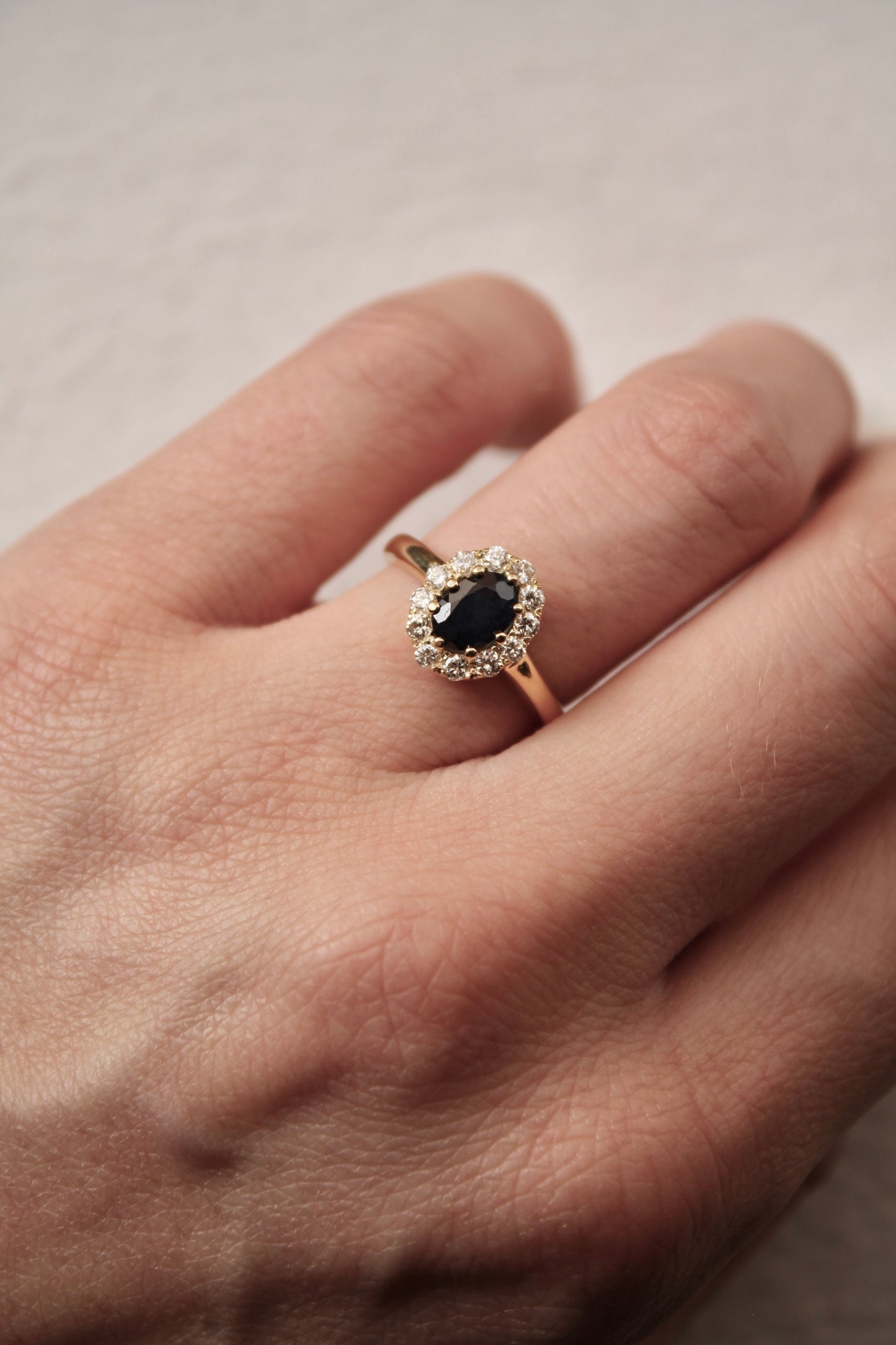 Anillo oro amarillo, zafiro y brillantes