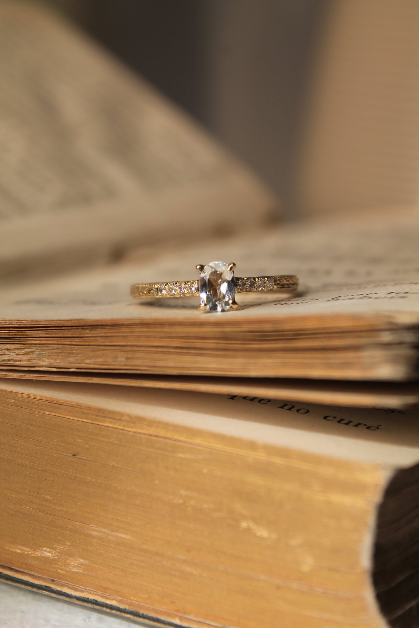 Anillo oro amarillo, aguamarina y brillantes