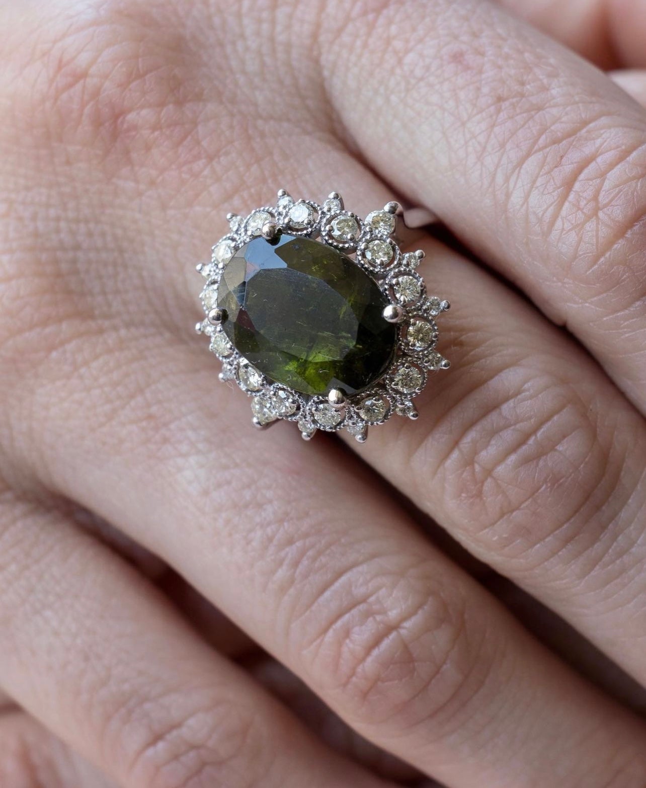Anillo europeo diseño floral, hecho a mano, oro blanco italiano, brillantes y turmalina verdelita.