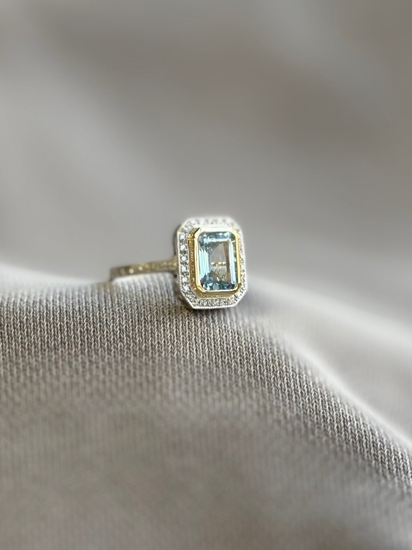 Anillo a pedido, hecho a mano, de metal platino, oro amarillo, Aguamarina, brillantes y grabado.