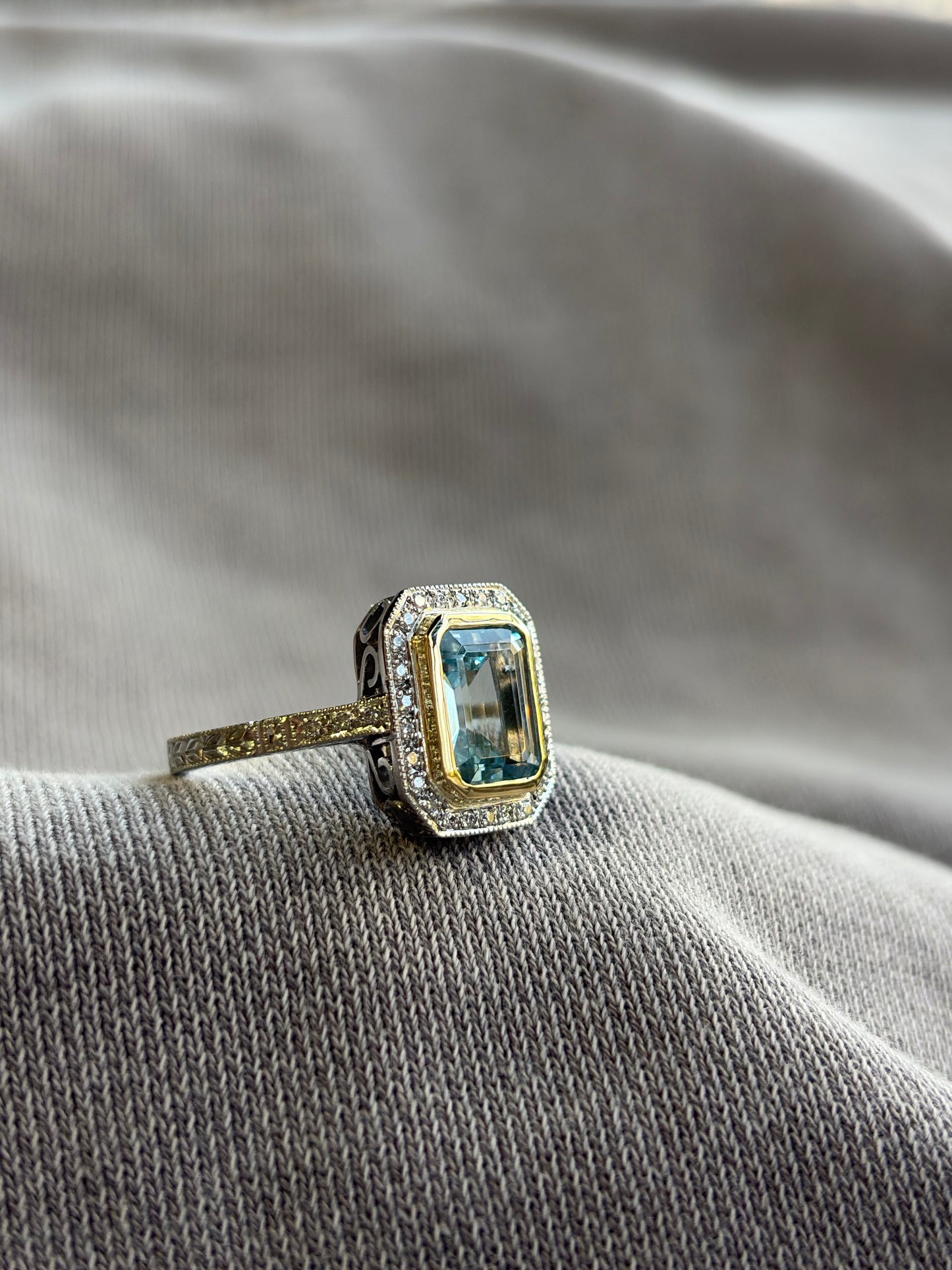 Anillo a pedido, hecho a mano, de metal platino, oro amarillo, Aguamarina, brillantes y grabado.