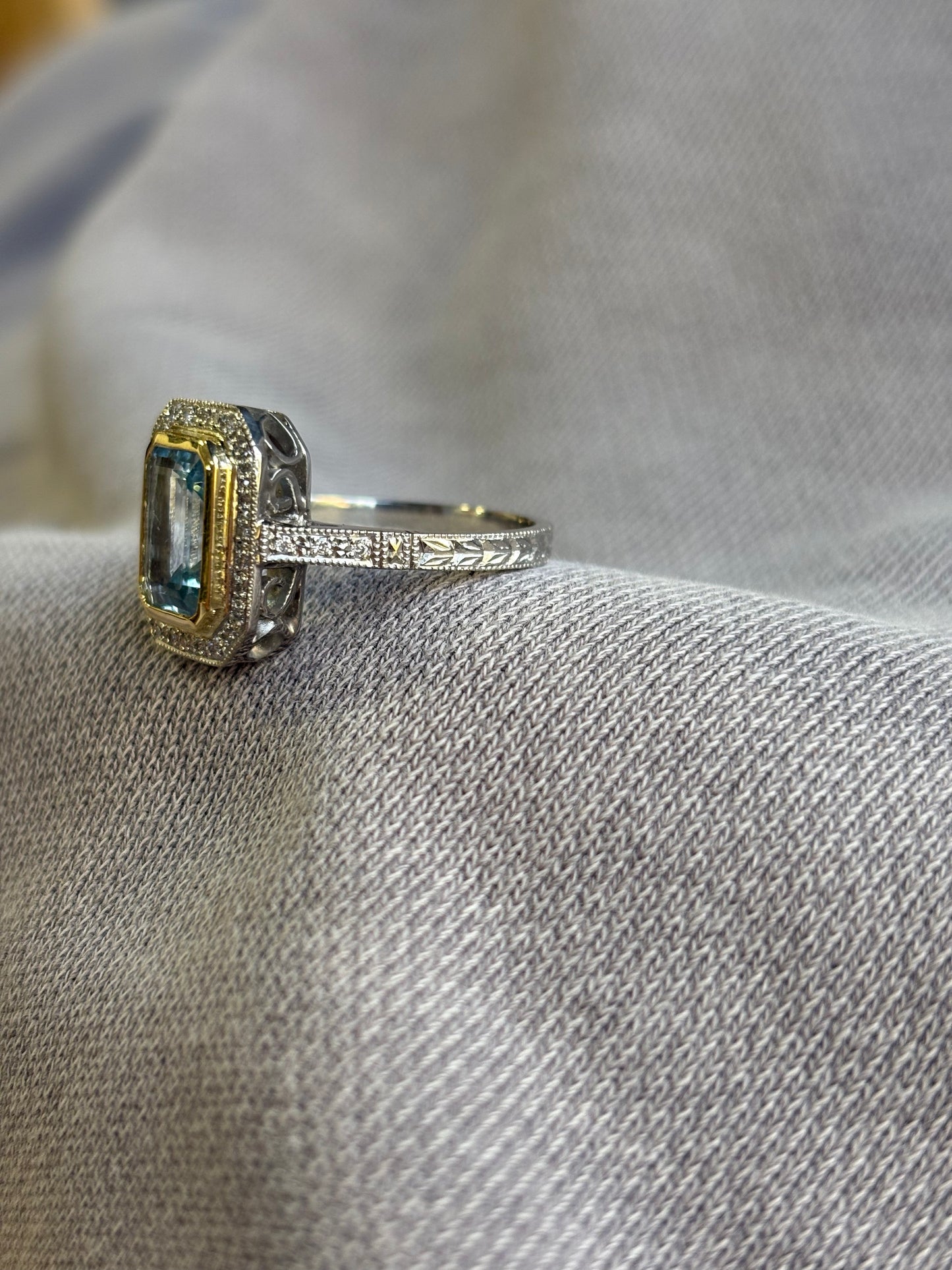 Anillo a pedido, hecho a mano, de metal platino, oro amarillo, Aguamarina, brillantes y grabado.