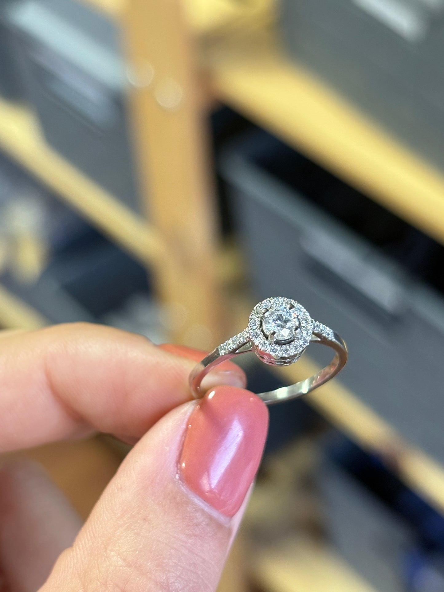 Anillo hecho a mano y a pedido. Metal platino y brillantes en microgrifas.