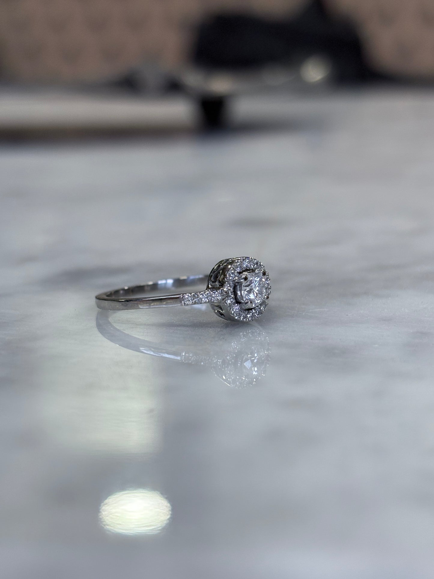 Anillo hecho a mano y a pedido. Metal platino y brillantes en microgrifas