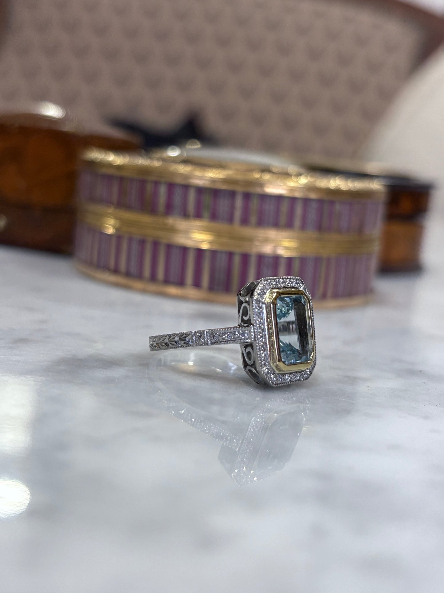 Anillo a pedido, hecho a mano, de metal platino, oro amarillo, Aguamarina, brillantes y grabado.