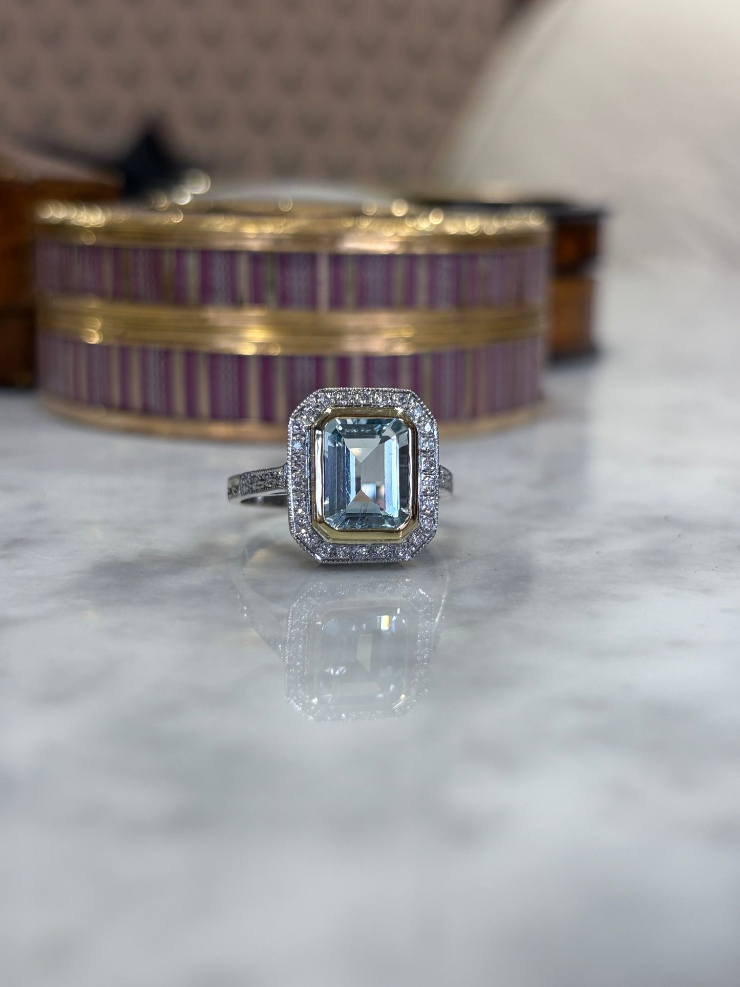 Anillo a pedido, hecho a mano, de metal platino, oro amarillo, Aguamarina, brillantes y grabado