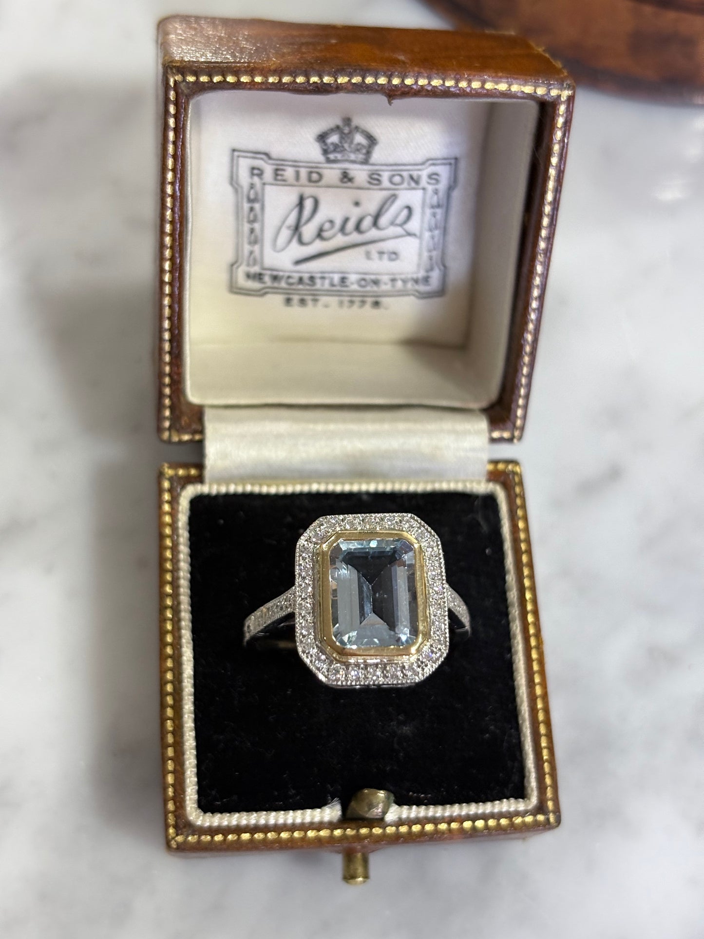 Anillo a pedido, hecho a mano, de metal platino, oro amarillo, Aguamarina, brillantes y grabado.