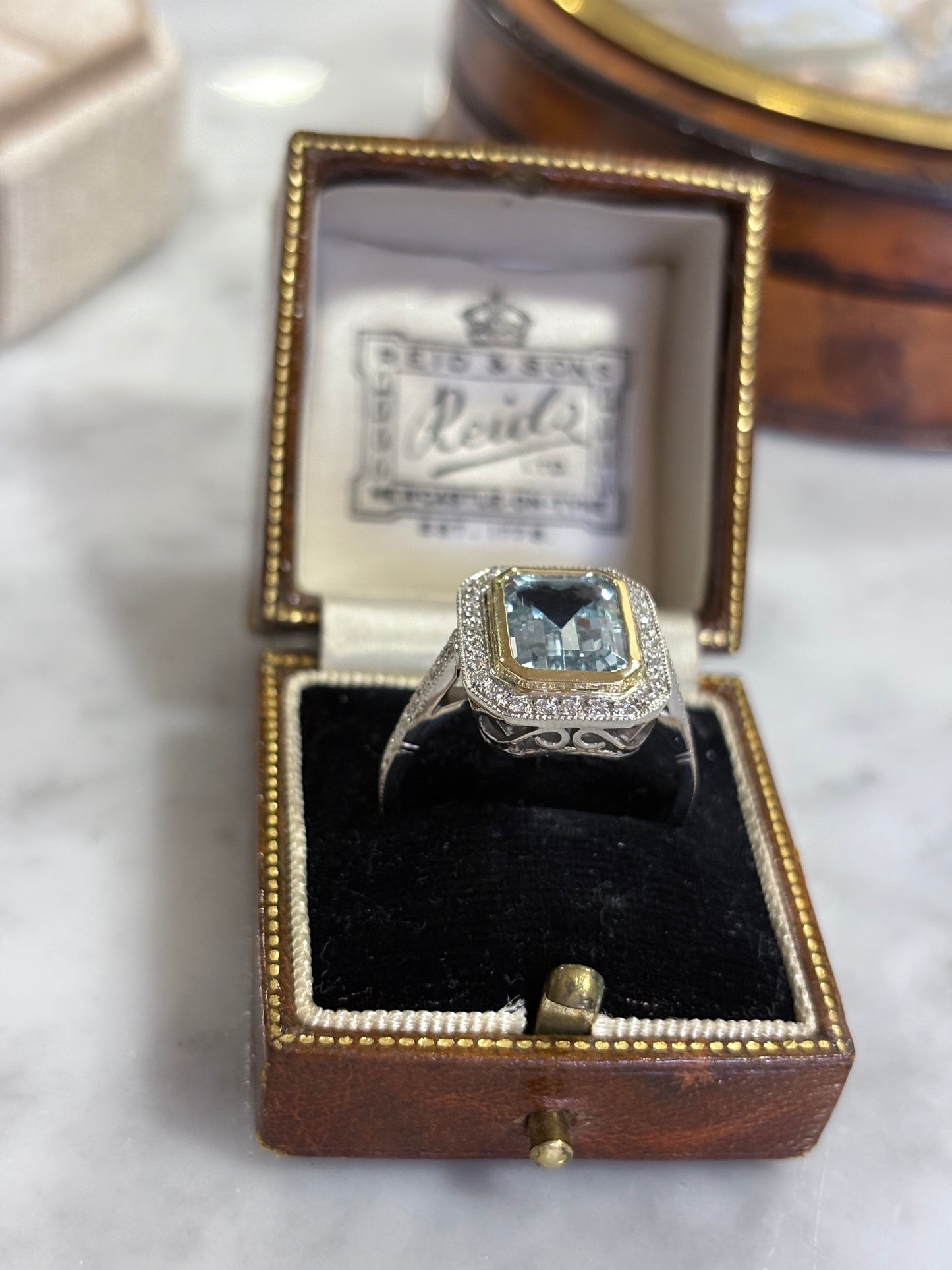 Anillo a pedido, hecho a mano, de metal platino, oro amarillo, Aguamarina, brillantes y grabado.