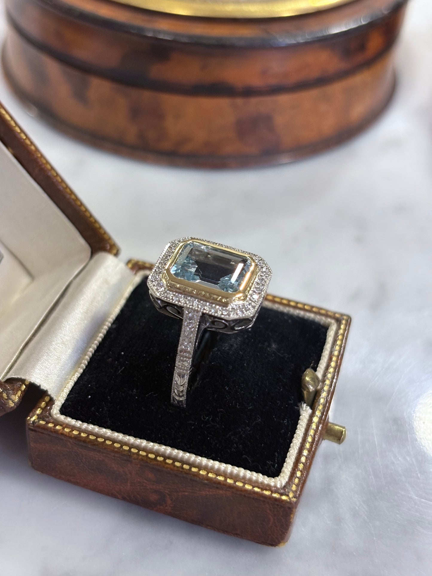 Anillo a pedido, hecho a mano, de metal platino, oro amarillo, Aguamarina, brillantes y grabado.