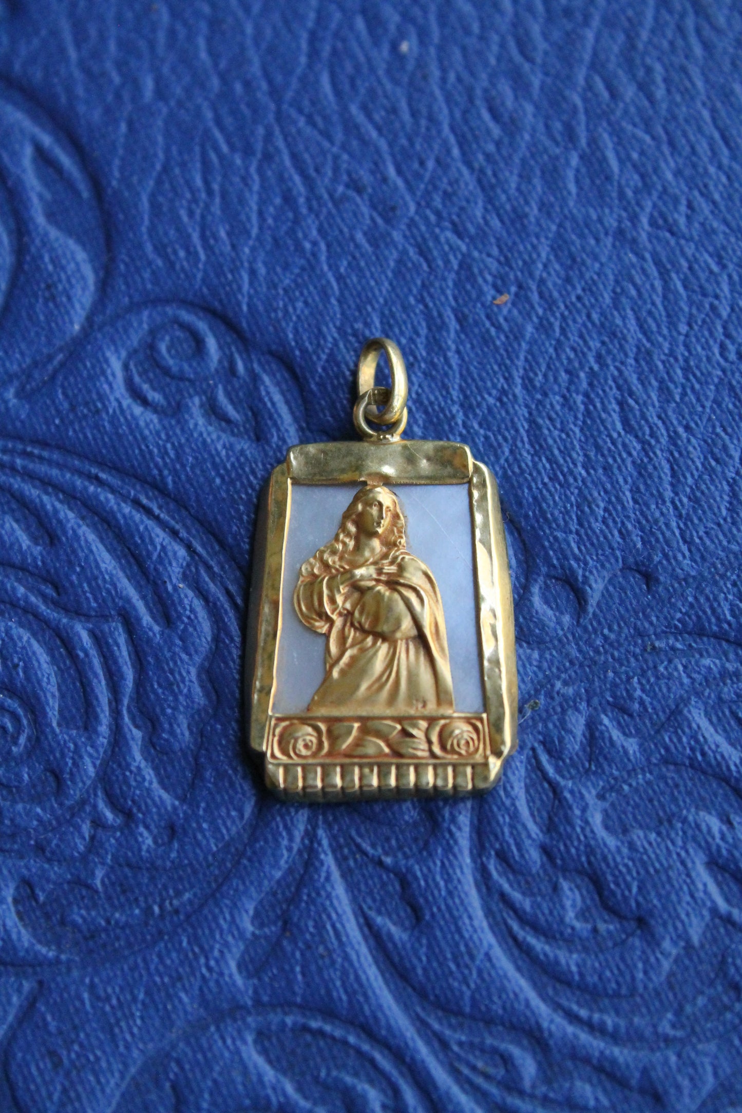 Medalla religiosa española, hecha a mano, concha de perla, oro amarillo.