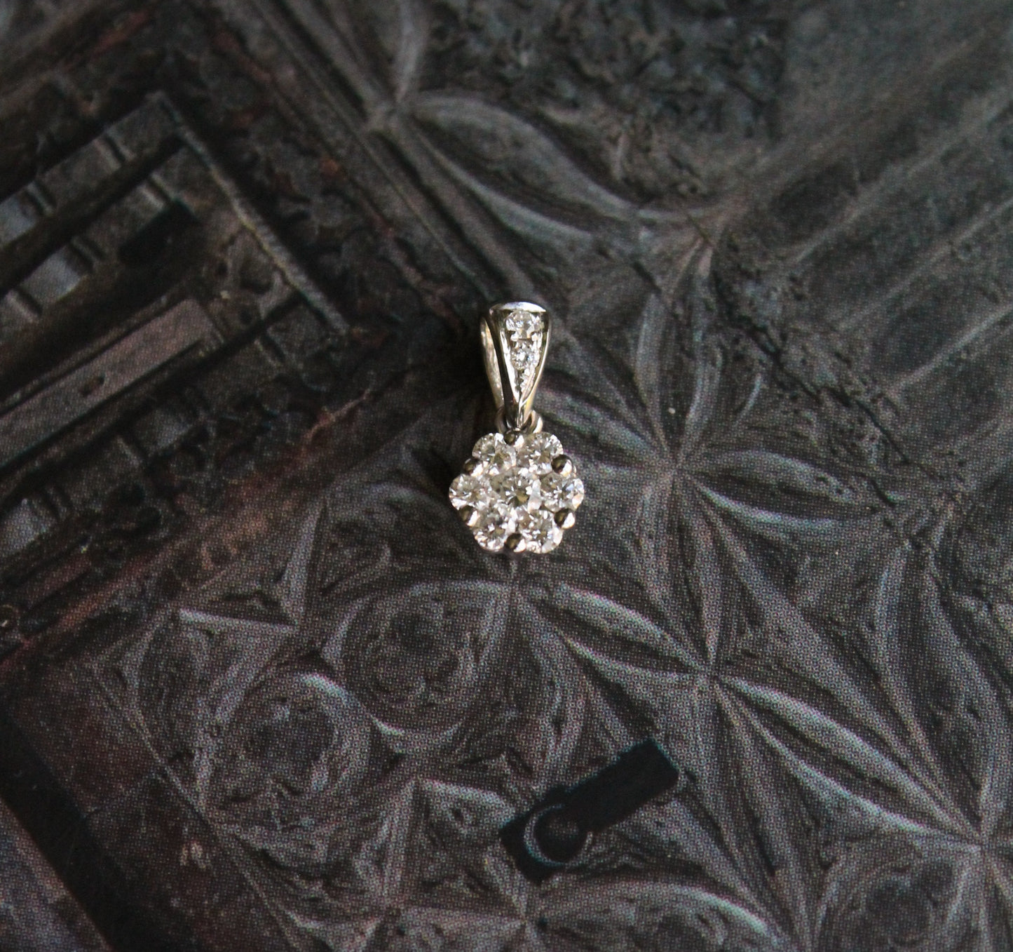 Colgante flor hecho a mano, oro blanco italiano y brillantes.