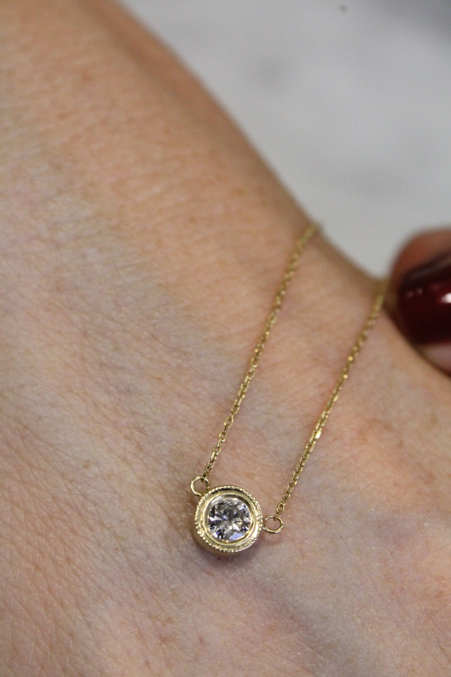 Punto de luz hecho a mano, oro amarillo 18k y brillante en bisel.
