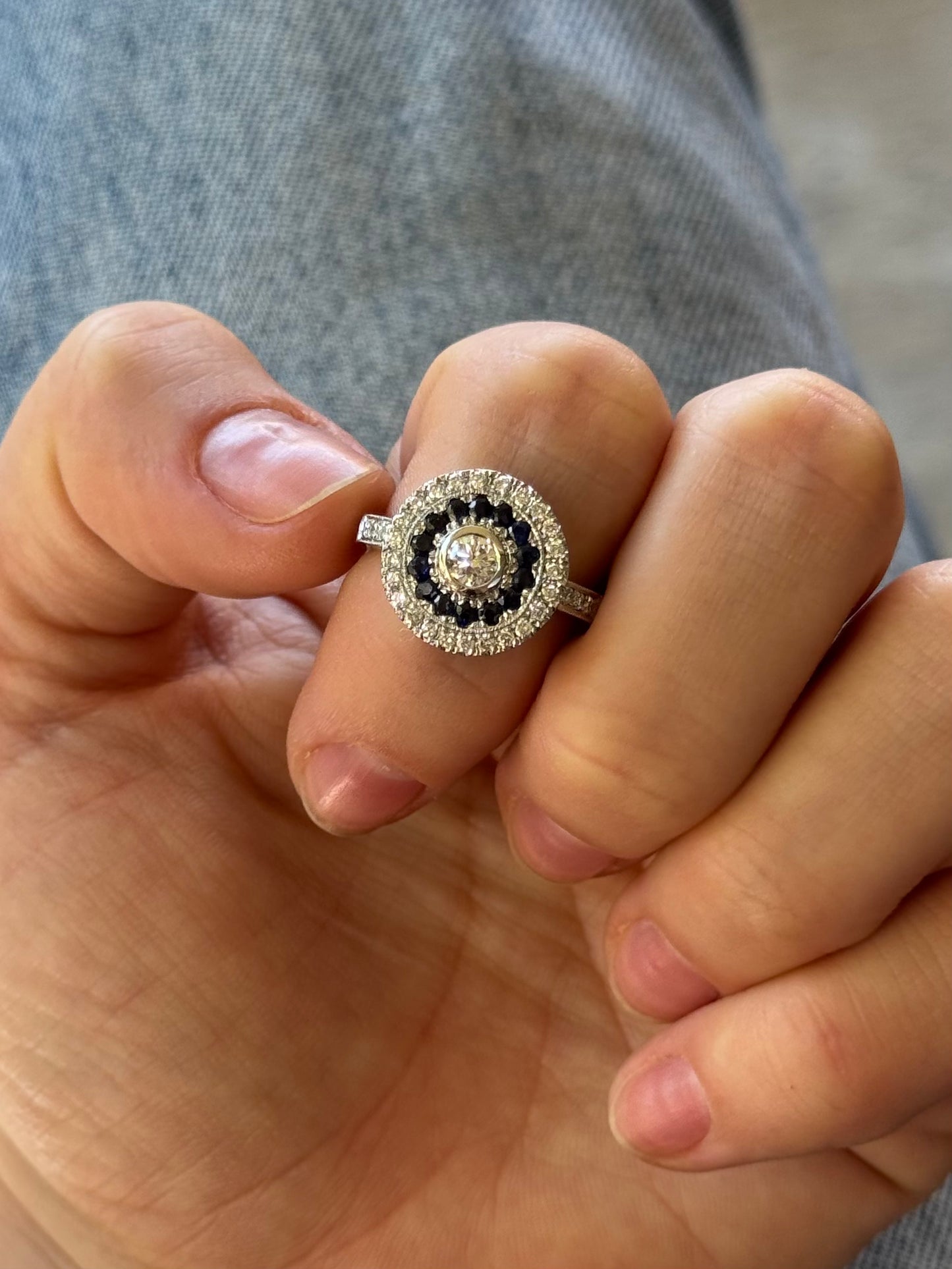 Anillo a pedido, hecho a mano, platino, zafiro y brillantes