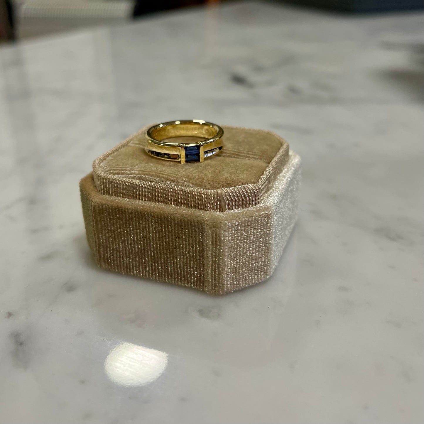 Anillo cintillo Tiffany & Co. Oro amarillo de 18k y zafiros.