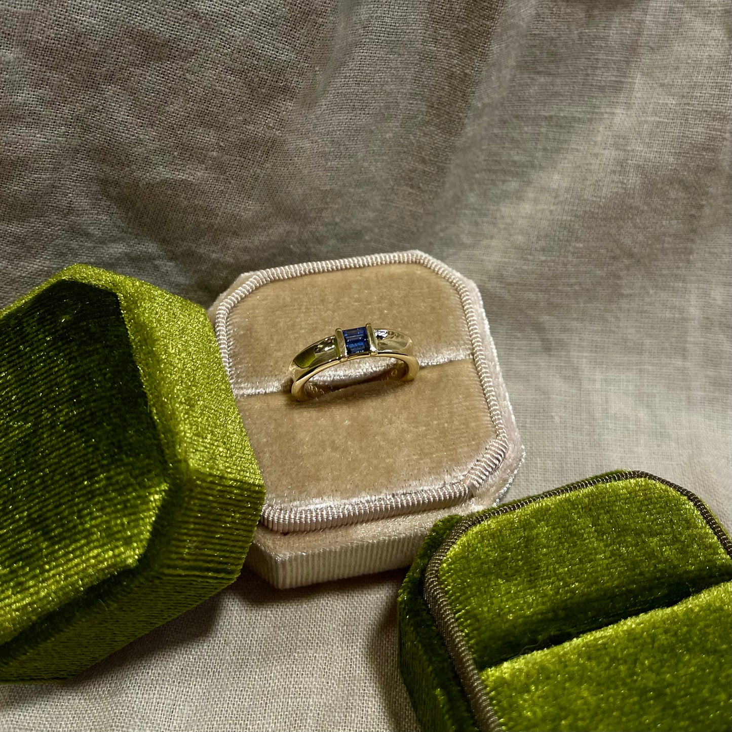 Anillo cintillo Tiffany & Co. Oro amarillo de 18k y zafiros.