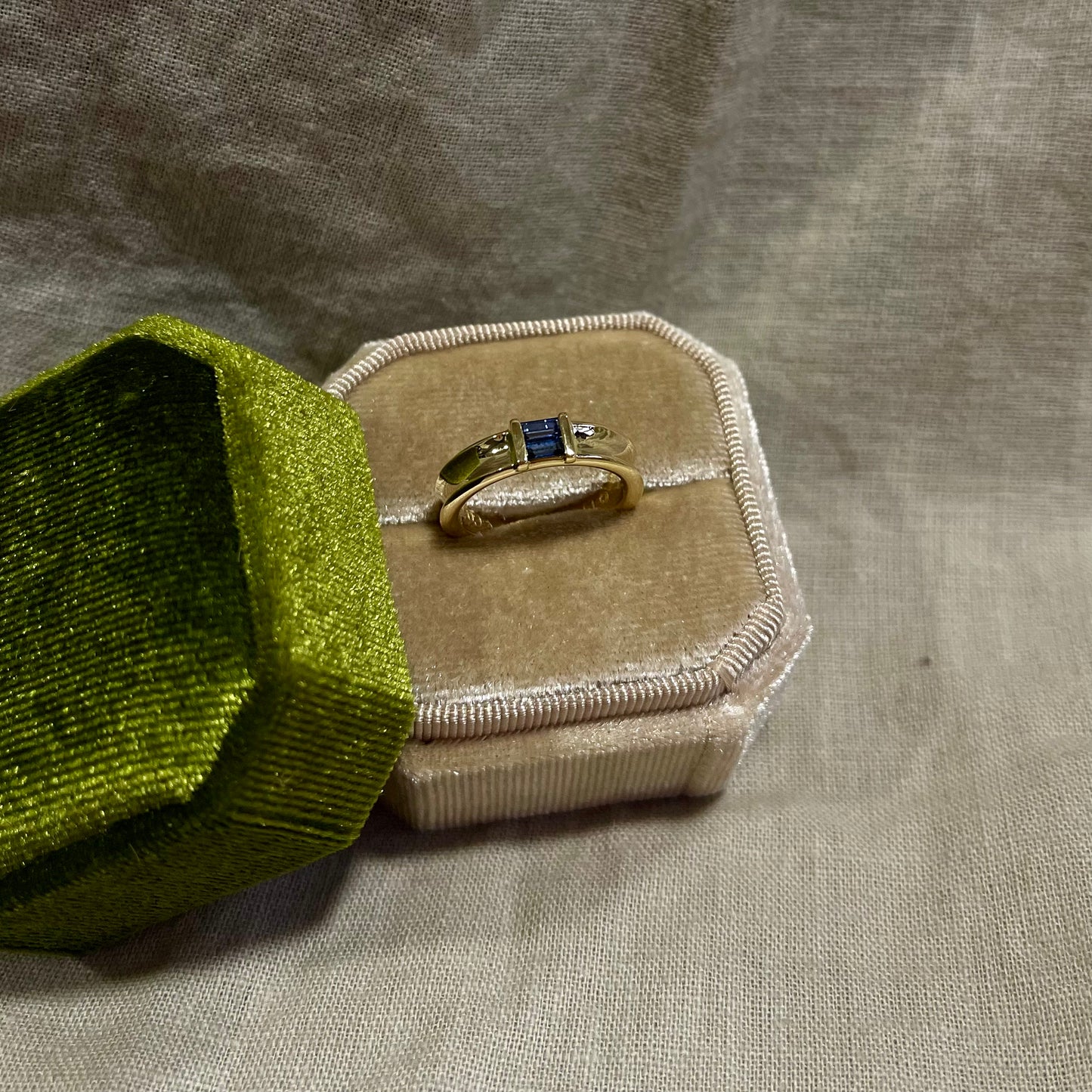 Anillo cintillo Tiffany & Co. Oro amarillo de 18k y zafiros.