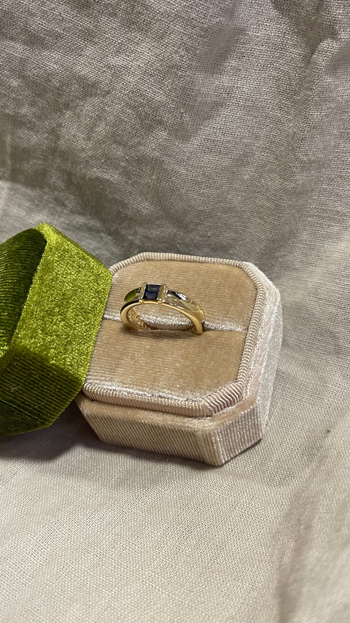 Anillo cintillo Tiffany & Co. Oro amarillo de 18k y zafiros.