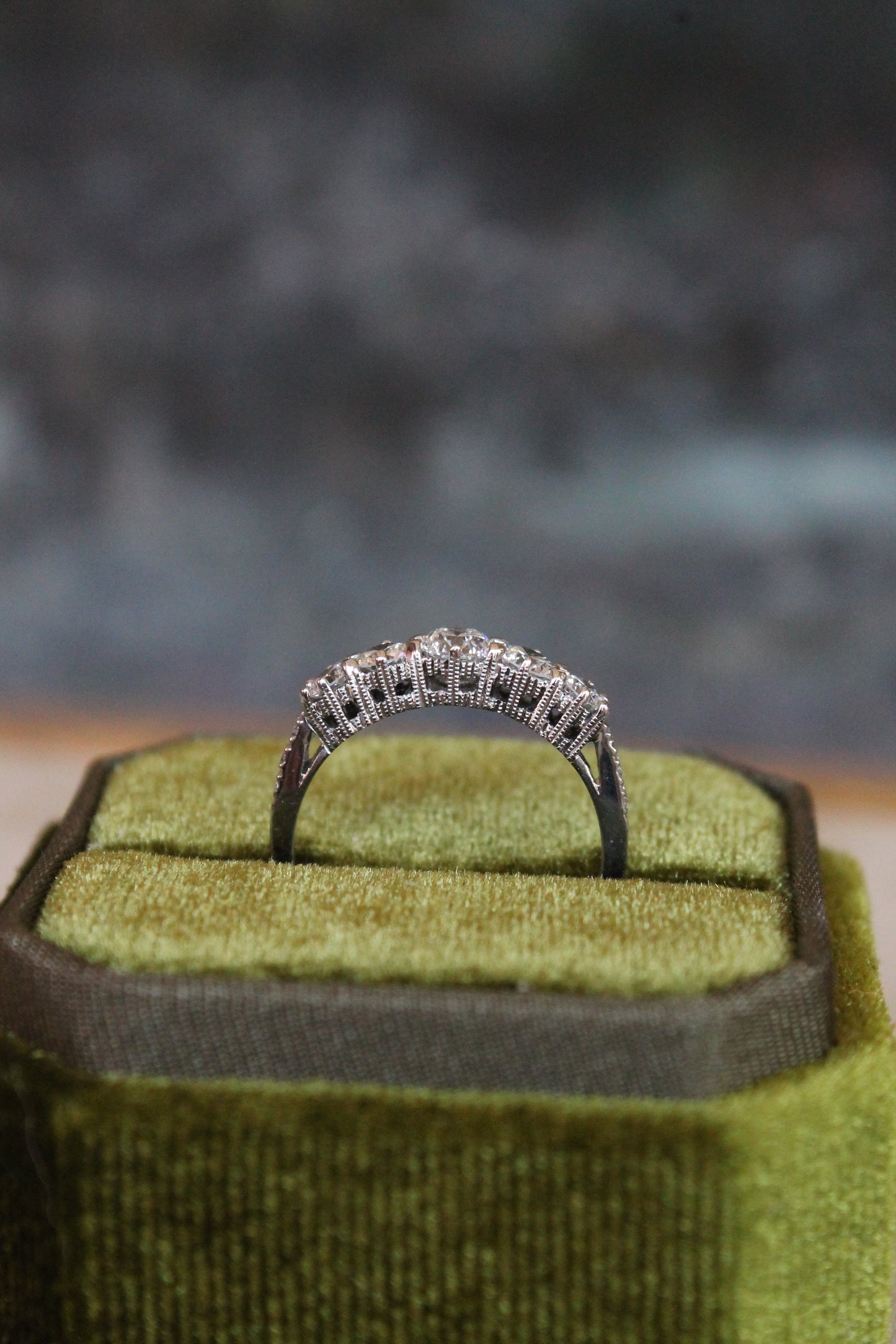 Anillo modelo quintillo a pedido y hecho a mano. Metal platino y brillantes.