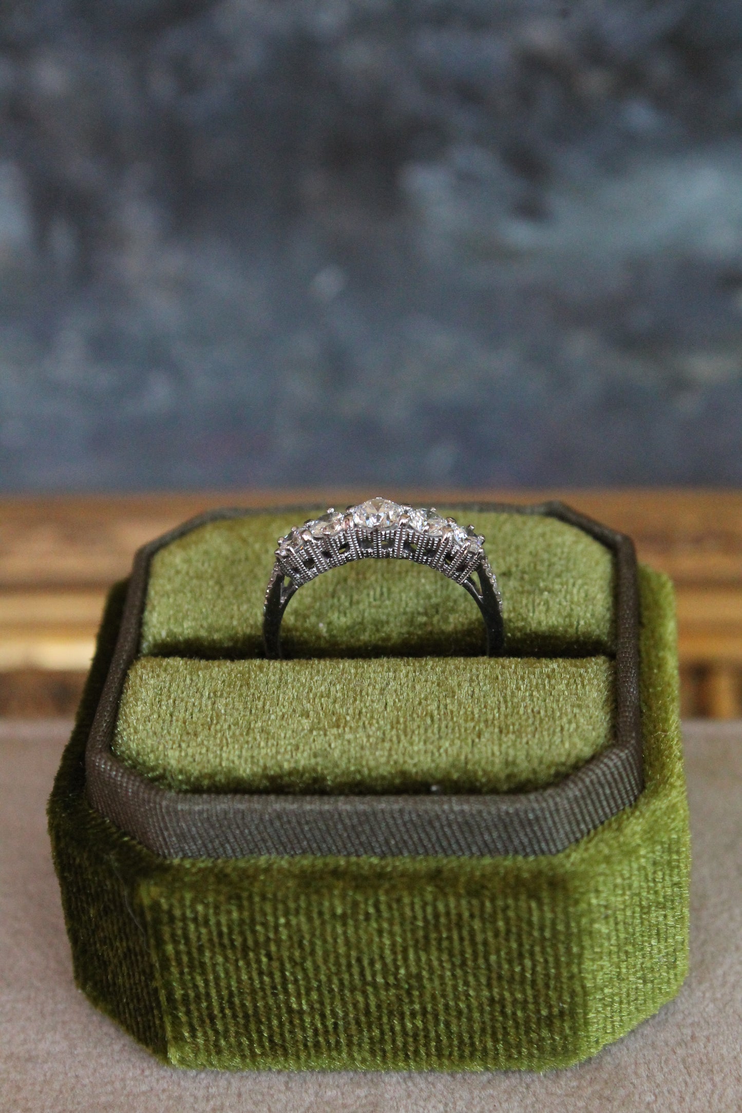 Anillo modelo quintillo a pedido y hecho a mano. Metal platino y brillantes.