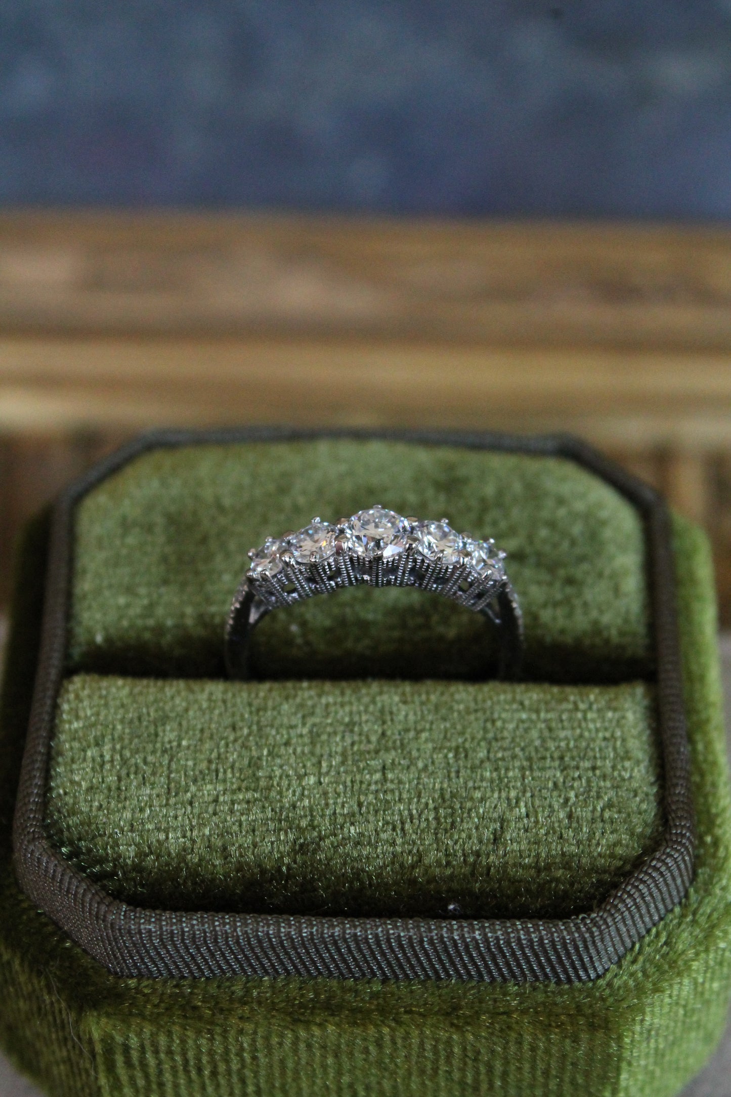 Anillo modelo quintillo a pedido y hecho a mano. Metal platino y brillantes.