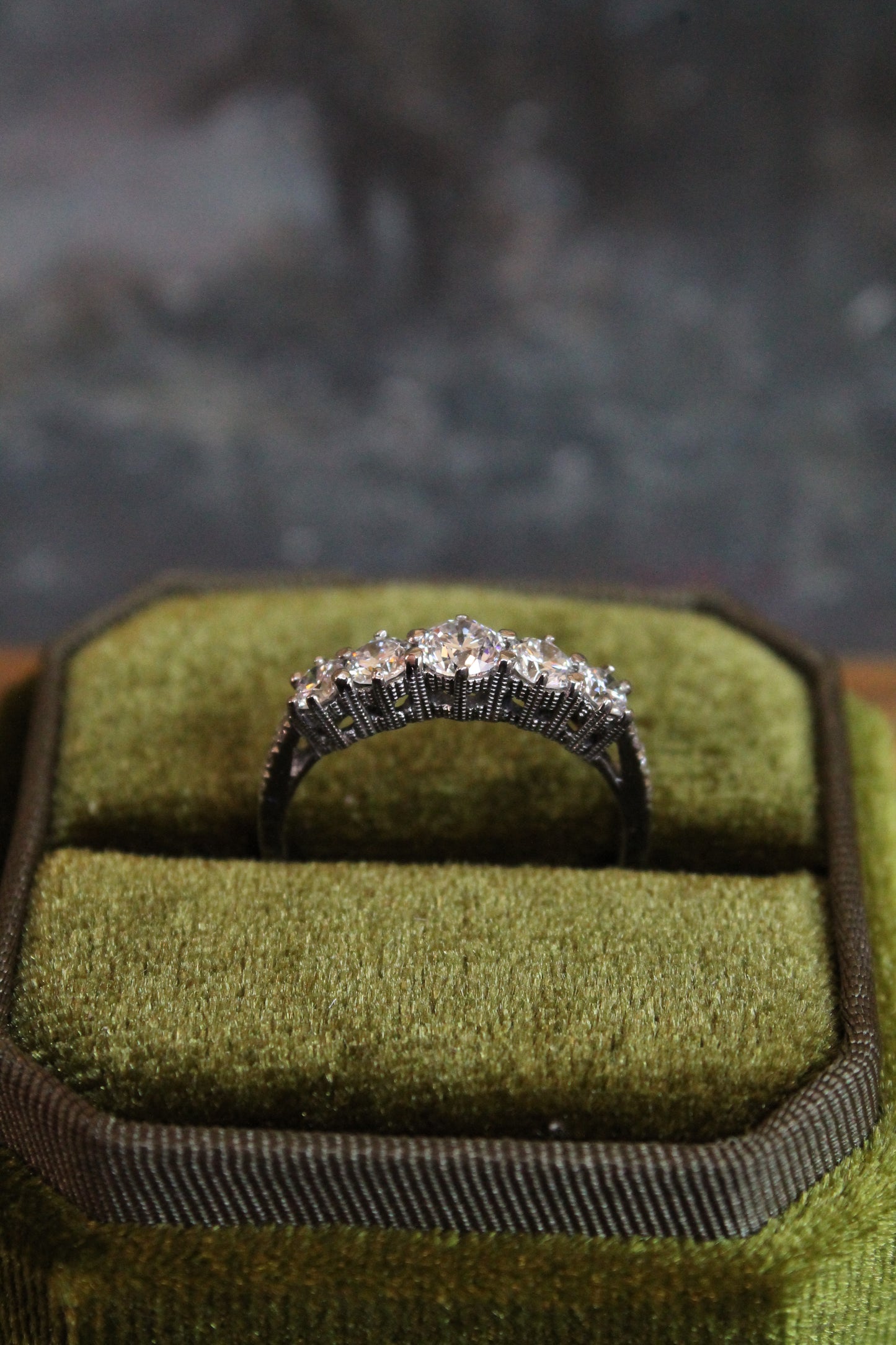 Anillo modelo quintillo a pedido y hecho a mano. Metal platino y brillantes.