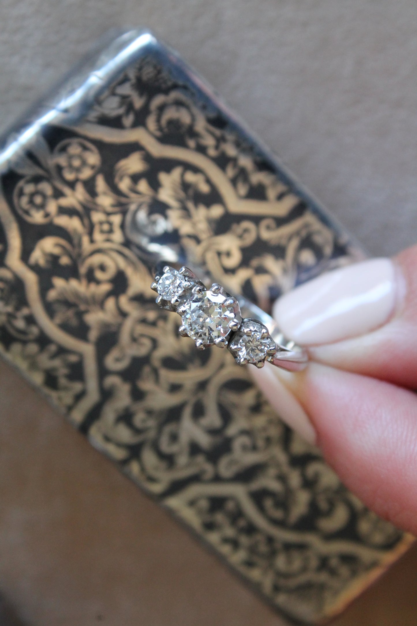 Anillo hecho a mano, platino y brillantes.