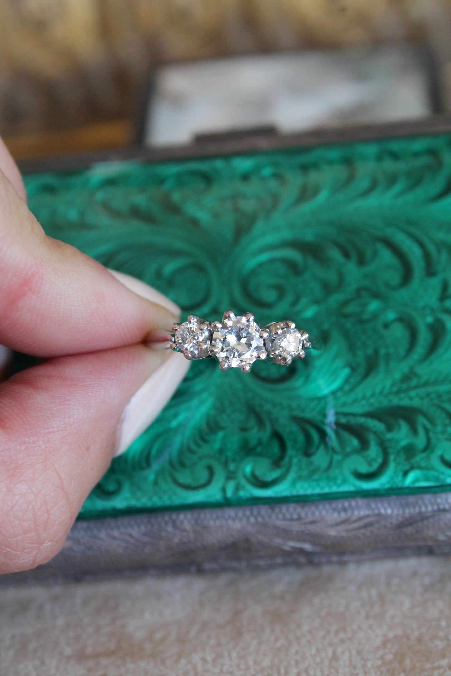 Anillo hecho a mano, platino y brillantes.