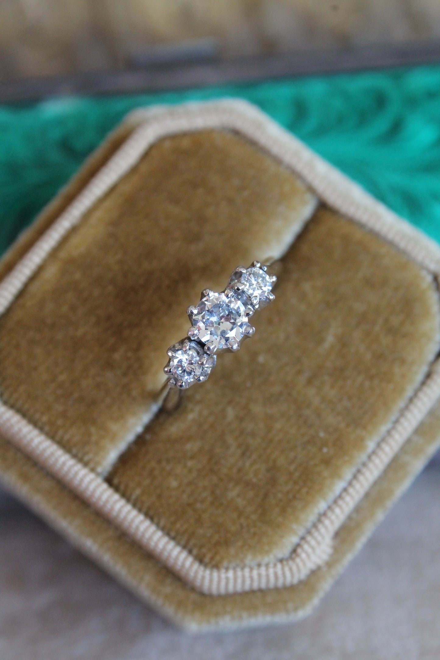 Anillo hecho a mano, platino y brillantes.