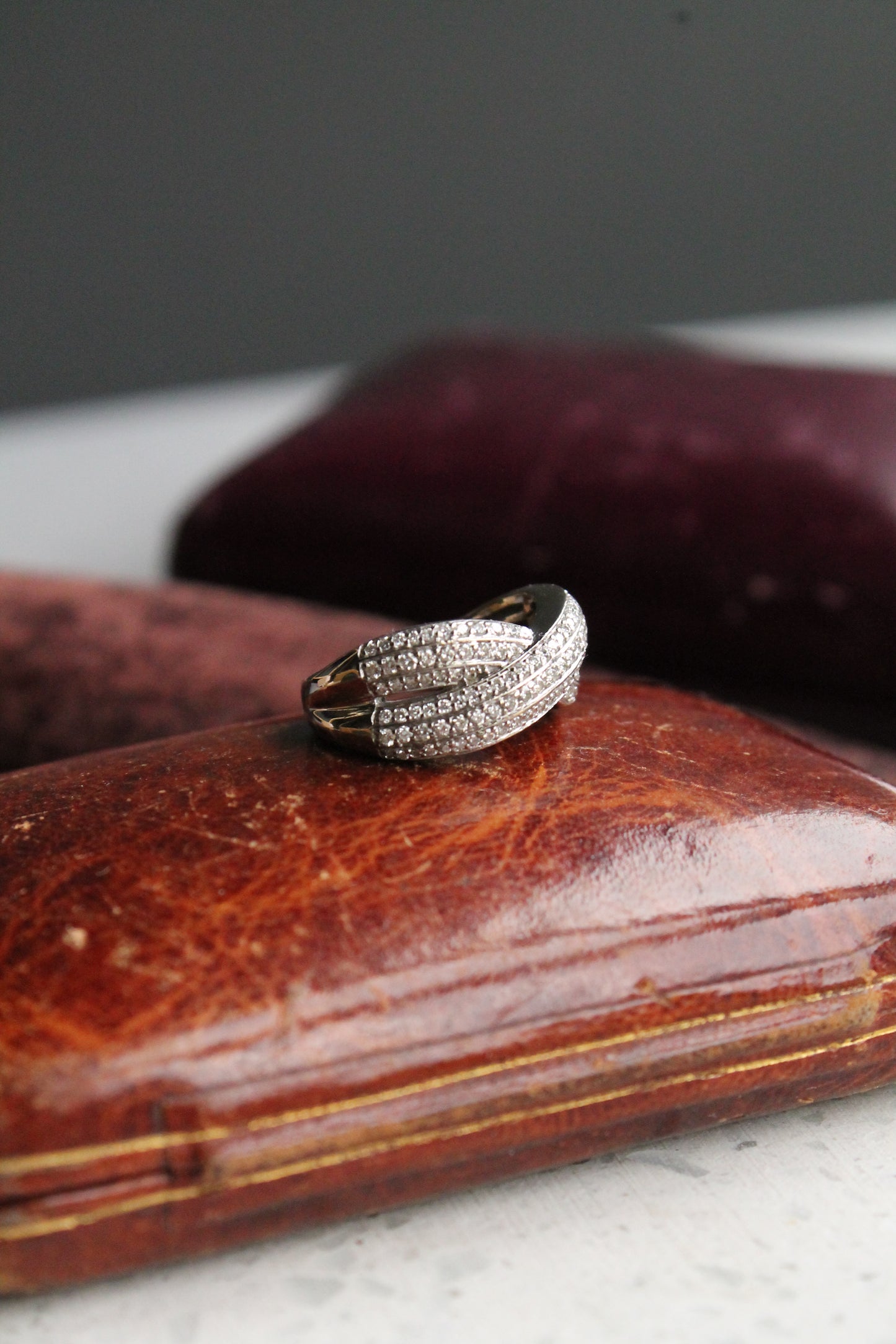 Anillo contemporáneo entrelazado, hecho a mano, oro blanco Italiano y brillantes.