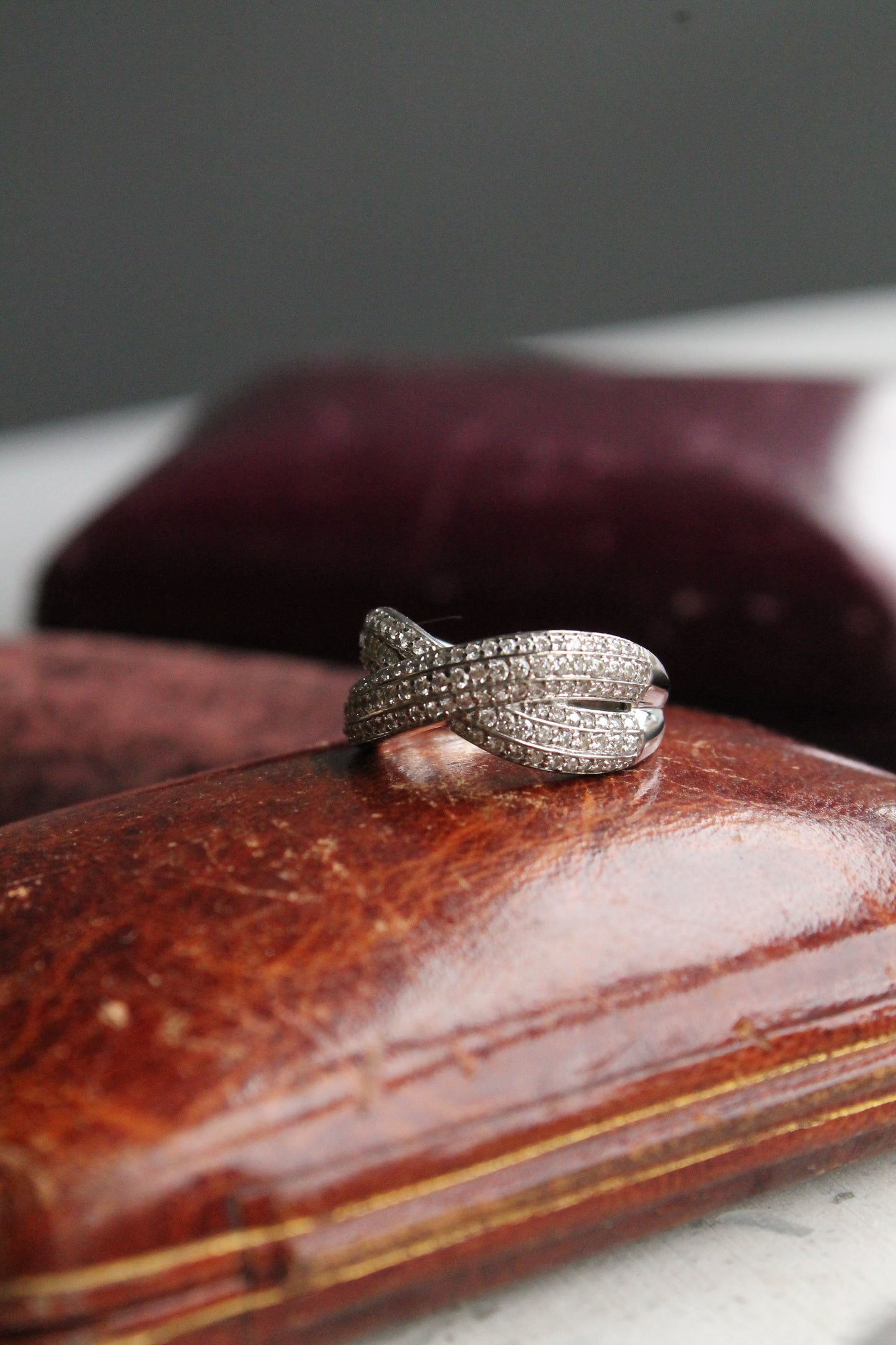Anillo contemporáneo entrelazado, hecho a mano, oro blanco Italiano y brillantes.