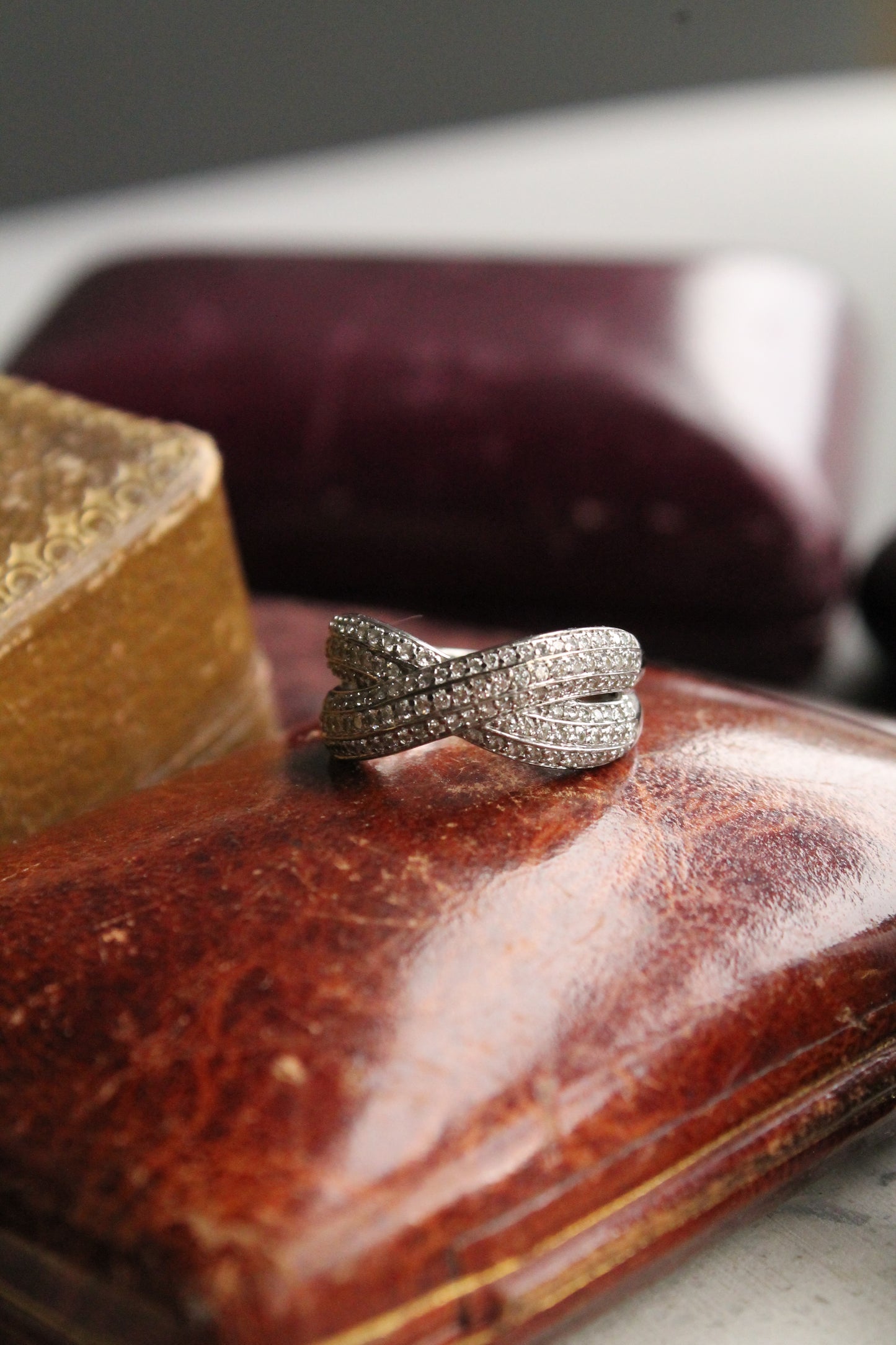 Anillo contemporáneo entrelazado, hecho a mano, oro blanco Italiano y brillantes.