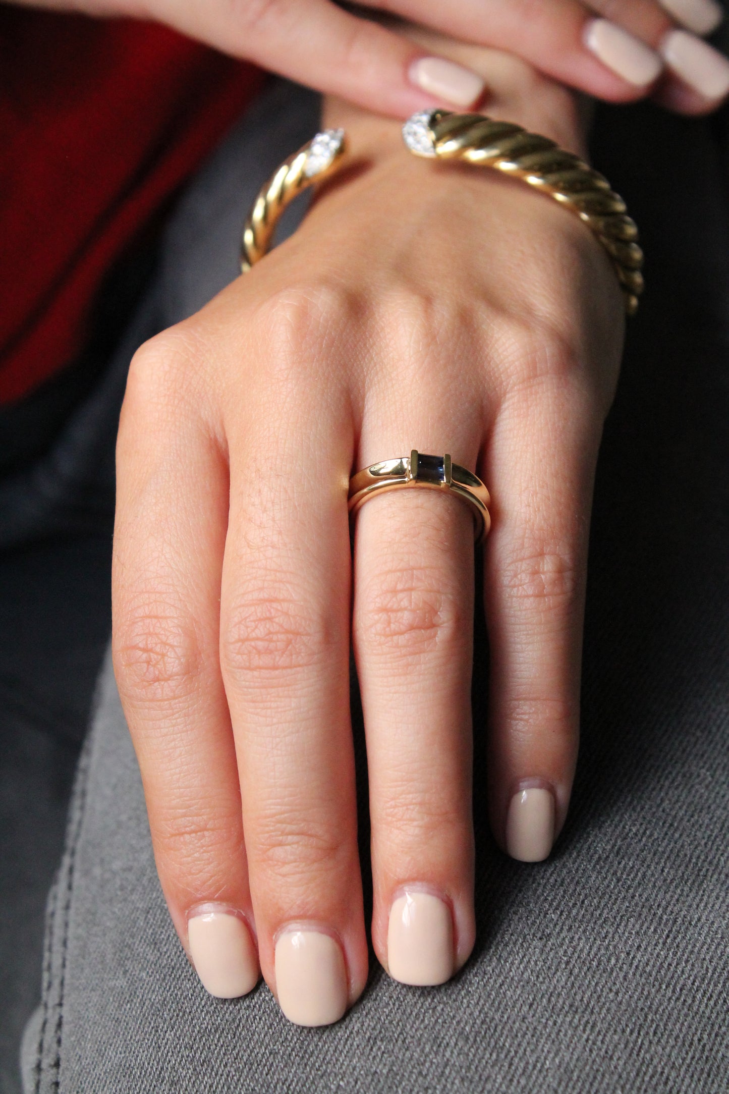Anillo cintillo Tiffany & Co. Oro amarillo de 18k y zafiros.