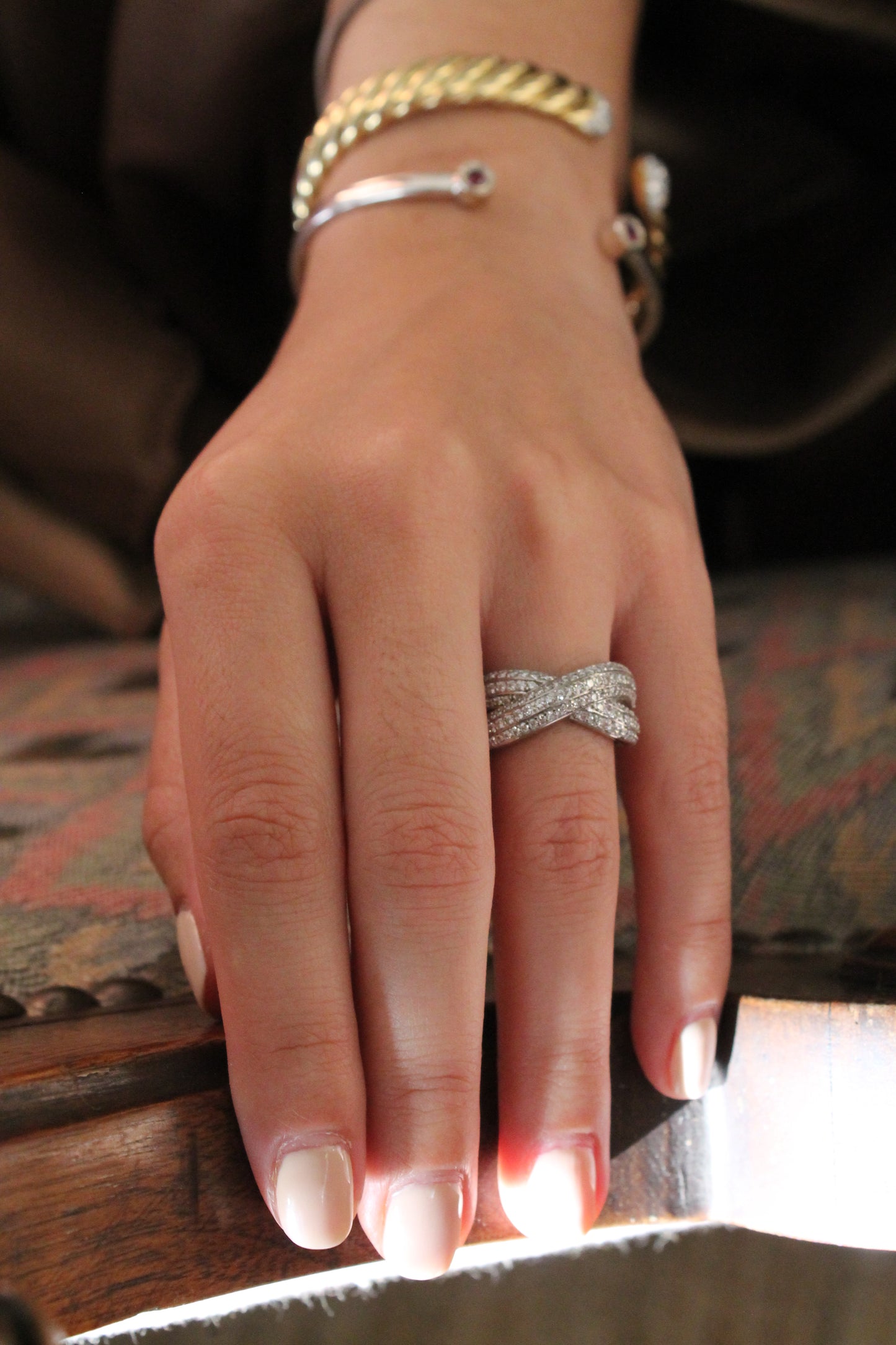 Anillo contemporáneo entrelazado, hecho a mano, oro blanco Italiano y brillantes.