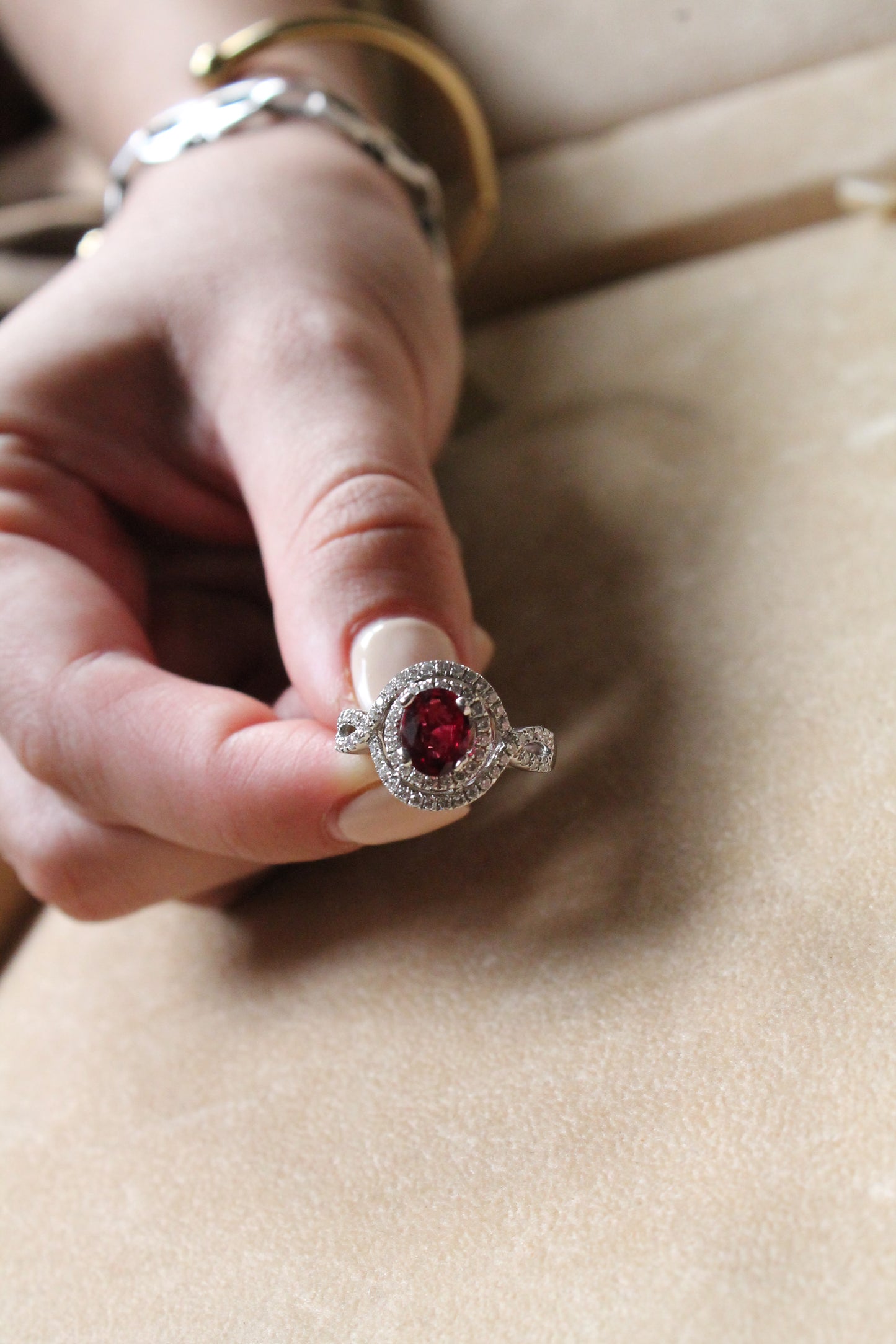 Anillo contemporáneo de oro blanco italiano, brillantes y rubí (con certificado gemológico digital).