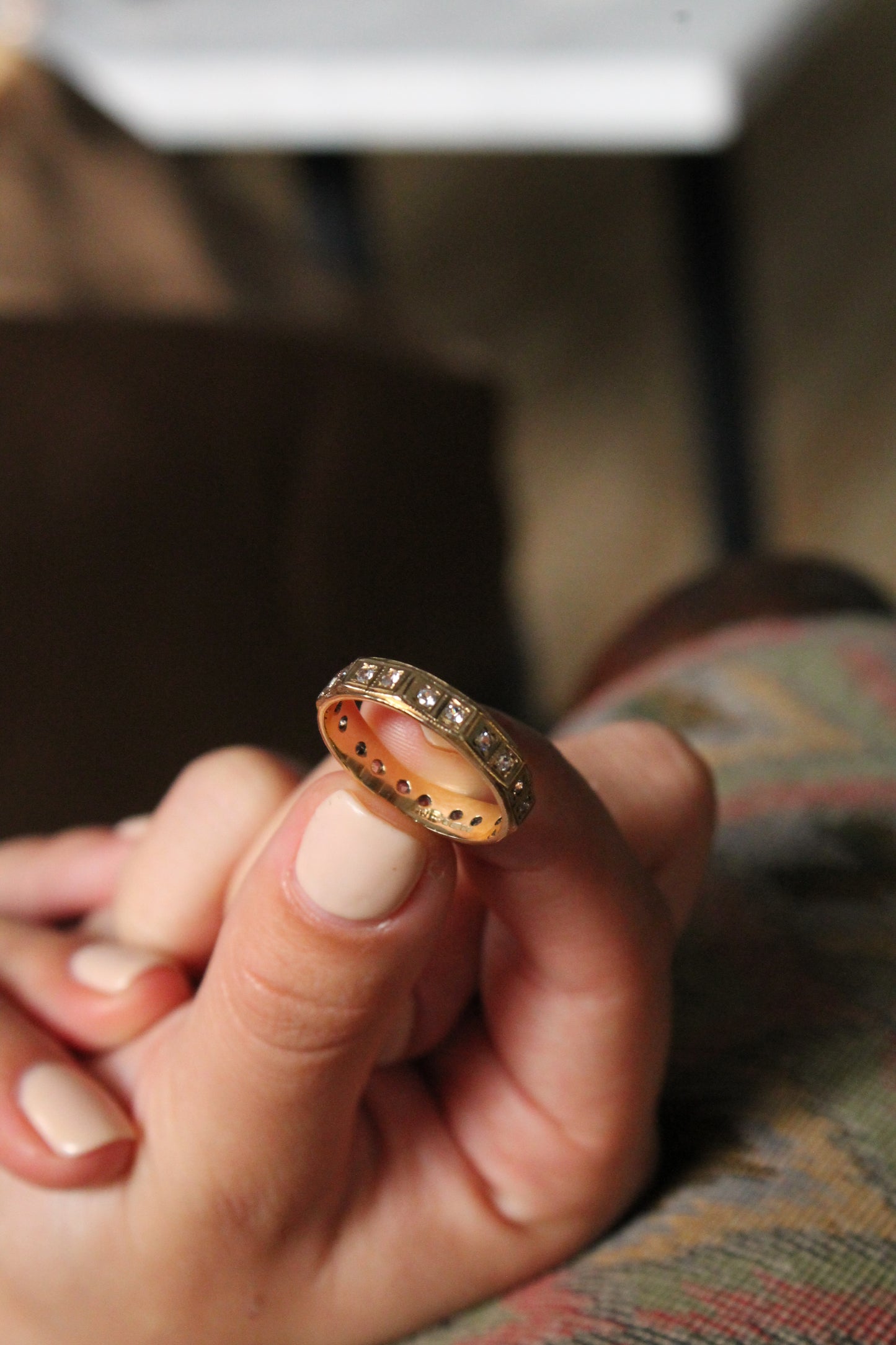 Anillo modelo sin fin antique y europeo, hecho a mano con oro rosa y piedras incoloras.