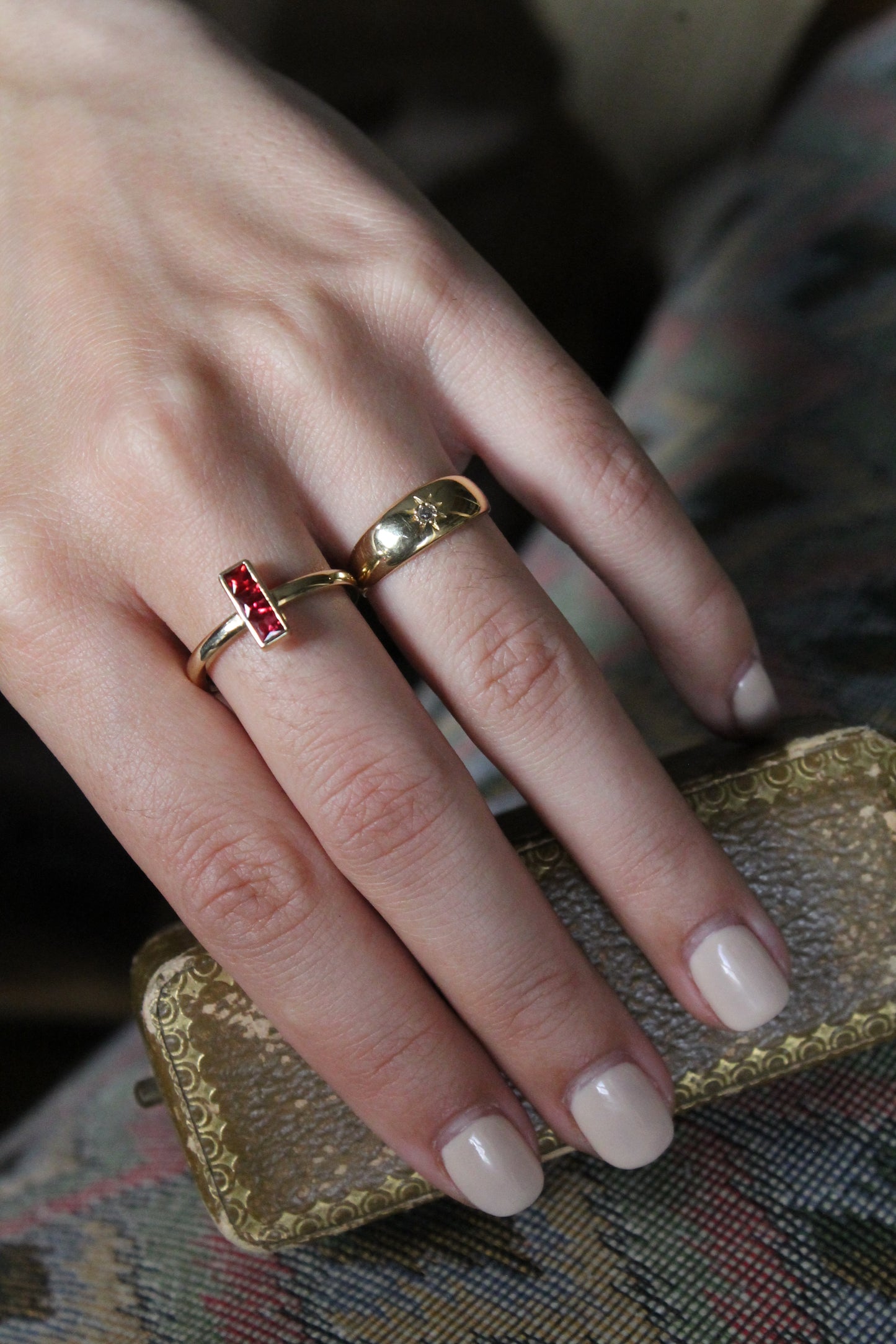 Anillo medio cintillo europeo, oro amarillo y Granates Espersatinas.
