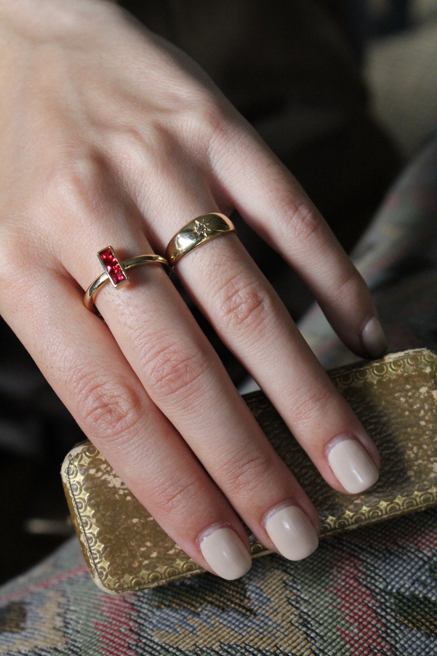 Anillo medio cintillo bombé antique con oro amarillo y diamante.