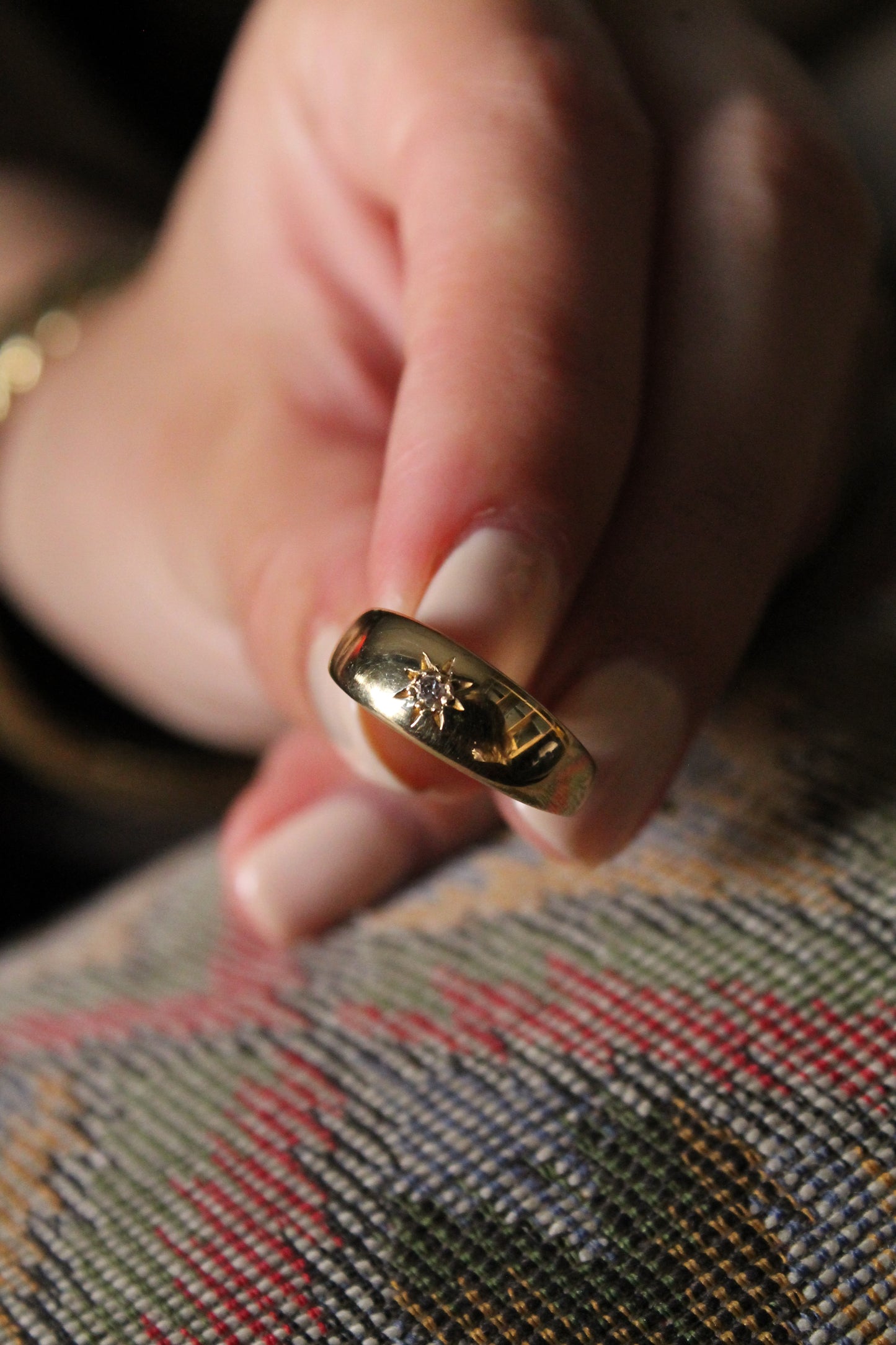 Anillo medio cintillo bombé antique con oro amarillo y diamante.