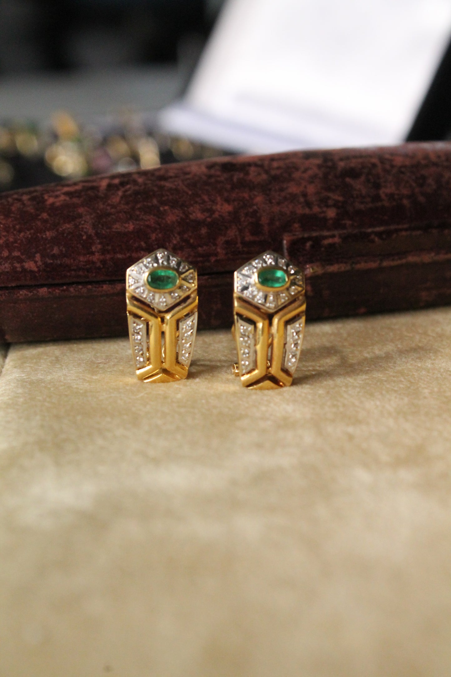 Aros europeos hechos a mano, estilo Art Déco, oro bicolor, brillantes y esmeraldas.