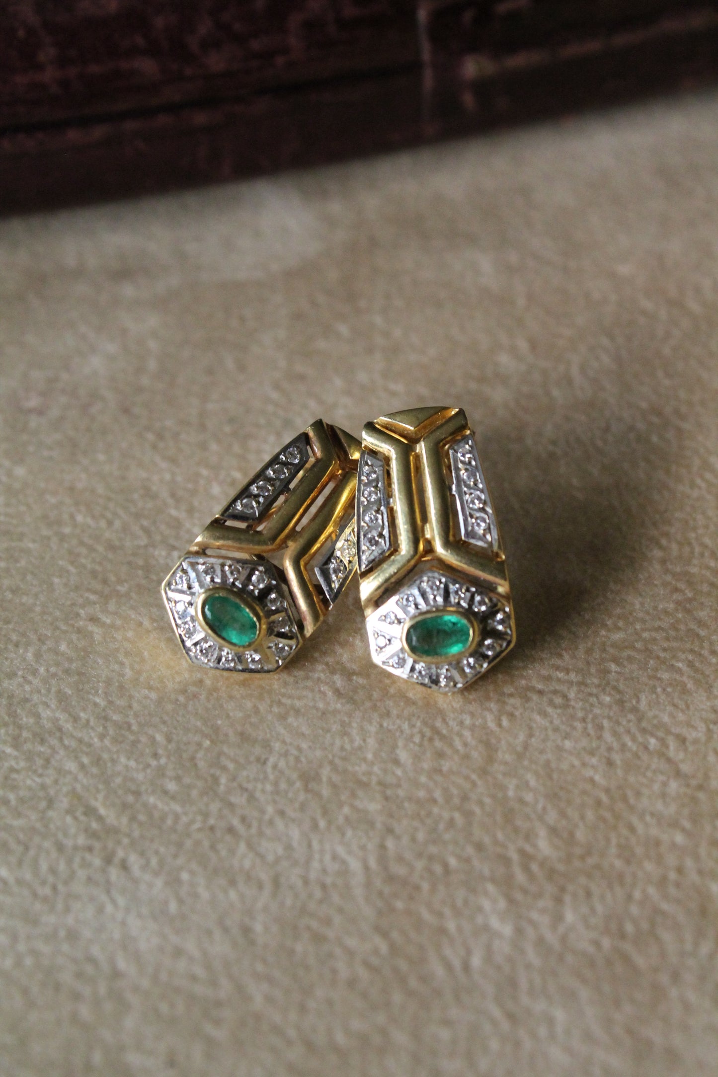 Aros europeos hechos a mano, estilo Art Déco, oro bicolor, brillantes y esmeraldas.