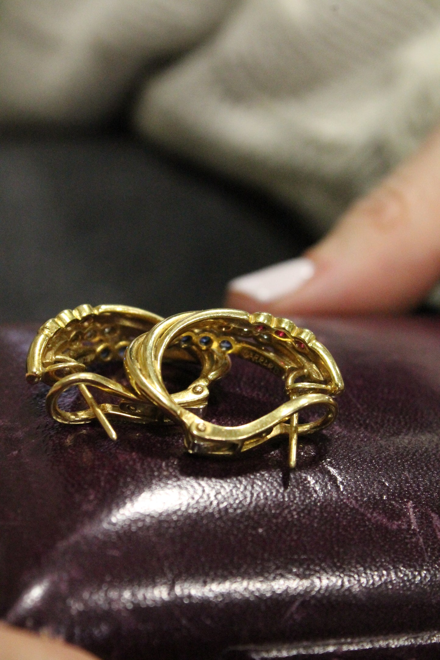 Aros europeos marca Garrard (London). Hechos a mano, oro amarillo, zafiros, rubíes y brillantes