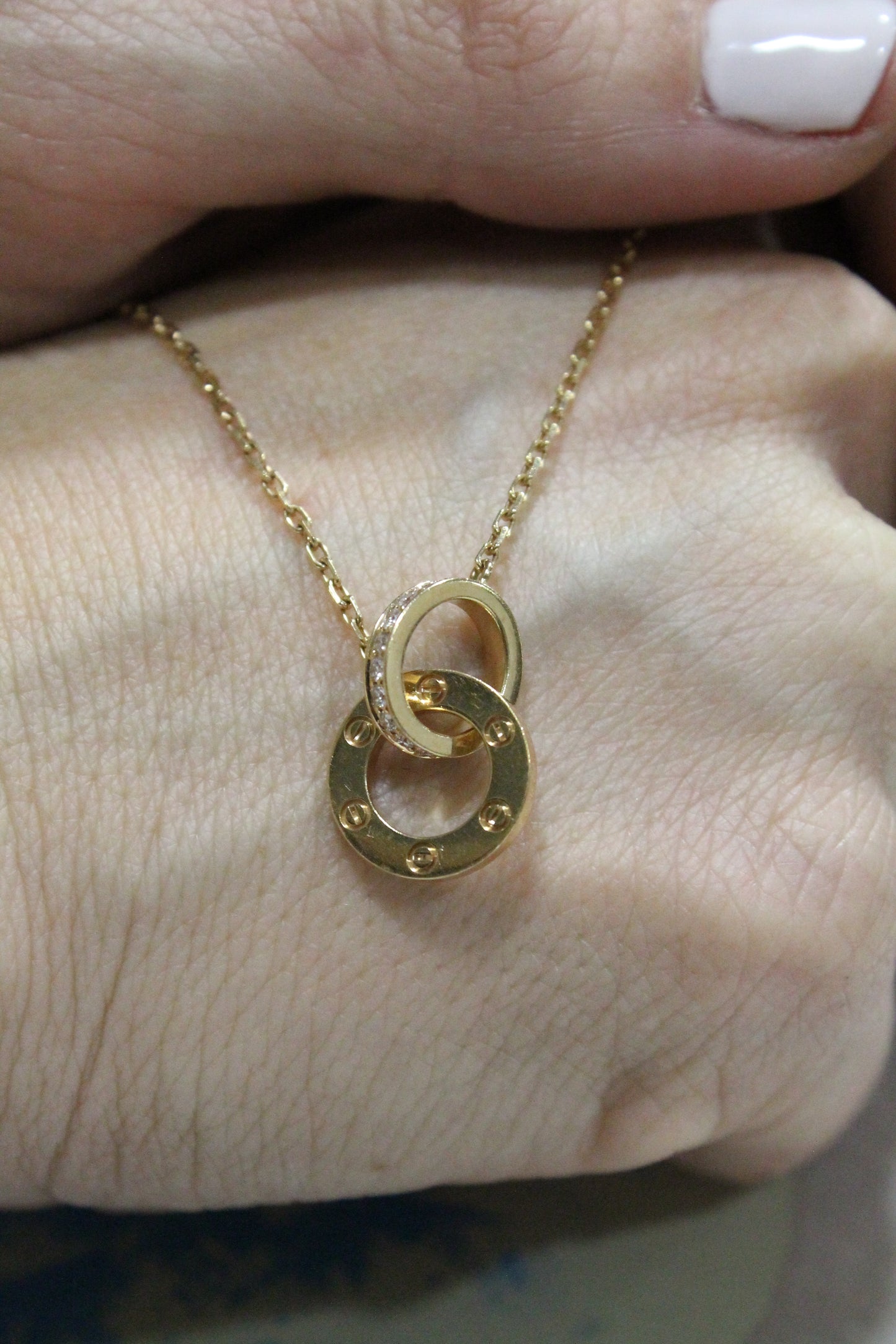 Collar modelo "Love" marca Cartier original. Oro rosa de 18k y brillantes.