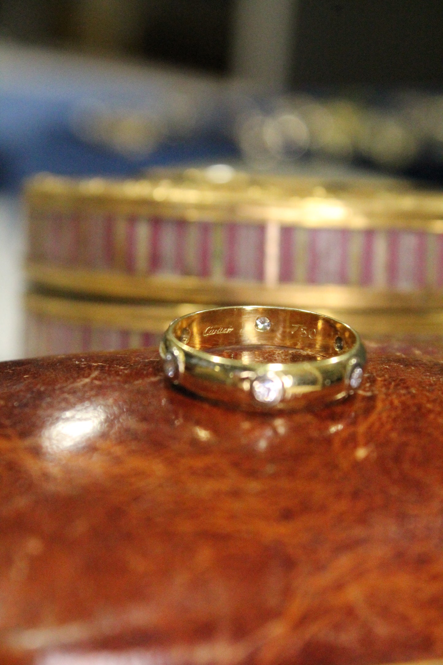 Anillo europeo modelo sin fin, Cartier original. Oro amarillo y brillantes